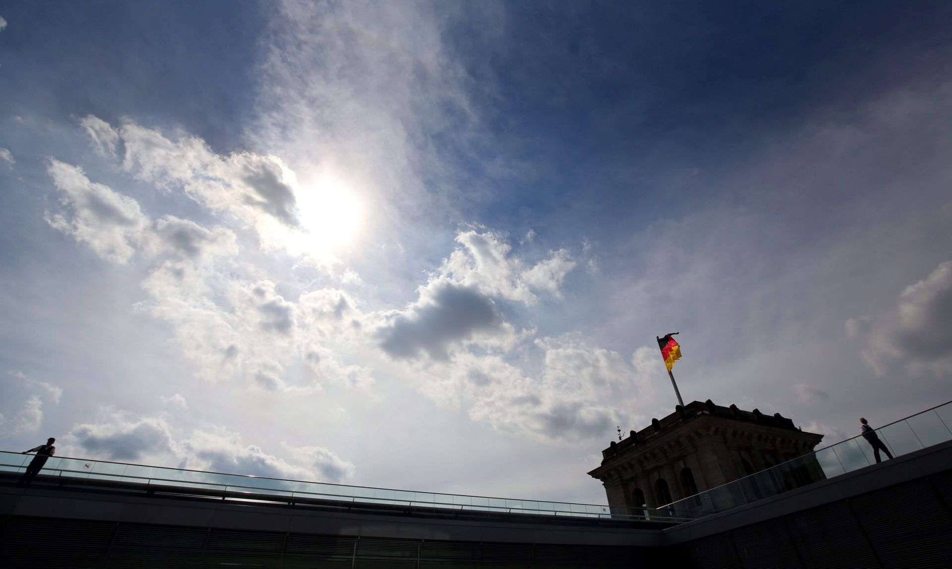 epa05519987 People walking along the terrace of the Reichstag building in Berlin, Germany, 2 September 2016.  EPA/Wolfgang Kumm