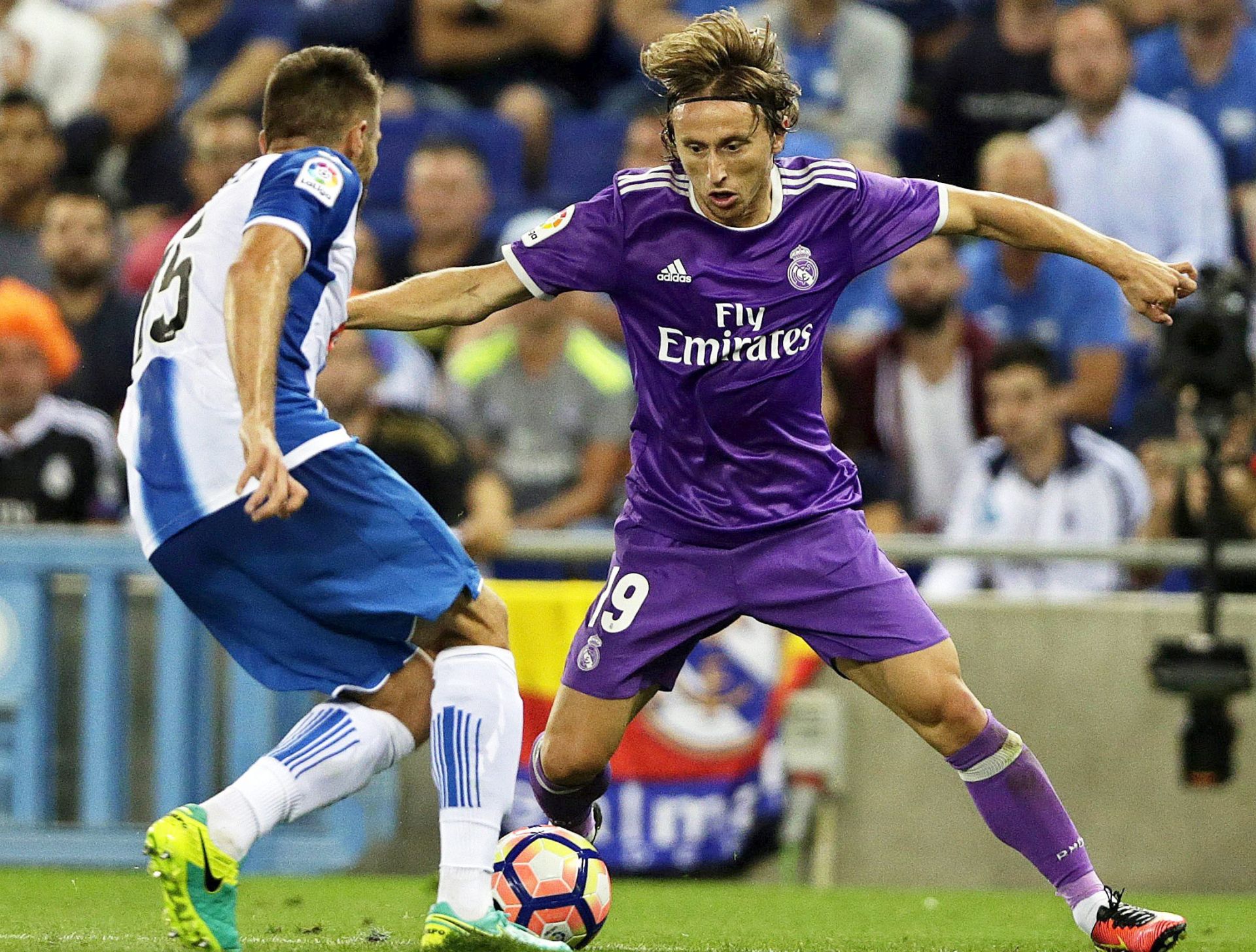 epa05546769 Espanyol's defender David Lopez (L) in action against Real Madrid's Croatian midfielder Luka Modric (R) during the Spanish Primera Division soccer match between RCD Espanyol and Real Madrid in Barcelona, Spain, 18 September 2016.  EPA/ALBERTO ESTEVEZ