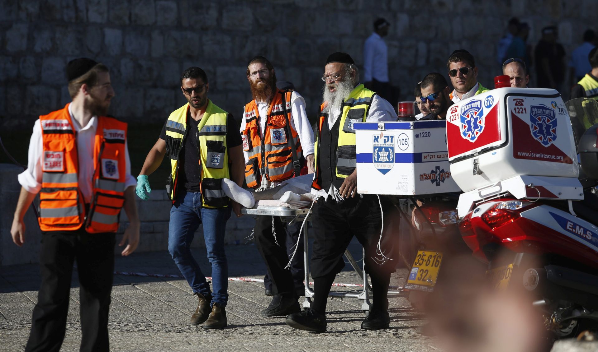 epa05547515 Members of a ZAKA emergency response team and emergency paramedics evacuate a wounded Palestinian attacker from the scene after he reportedly stabbed two Israeli police officers with a knife near the Damascus Gate in the Old City district of Jerusalem, 19 September 2016. According to the police, a 20-years-old Palestinian stabbed two Israeli police officers and wounded one of them, a policewoman, seriously. The other policeman then opened fire and seriously wounded the Palestinian attacker.  EPA/ABIR SULTAN