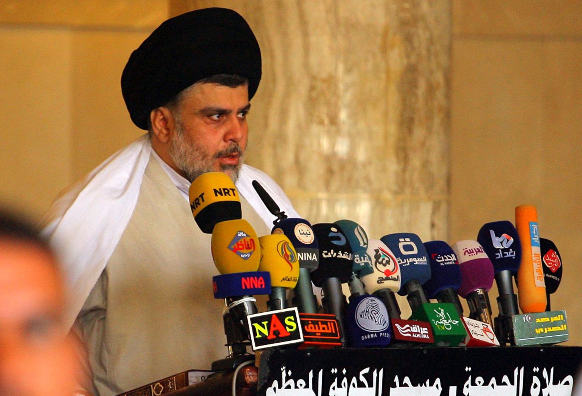 epa05553522 Iraqi Shiite cleric Moqtada al-Sadr leads the Friday prayers at the Kufa mosque in Najaf, Iraq, 23 September 2016.  EPA/KHIDER ABBAS
