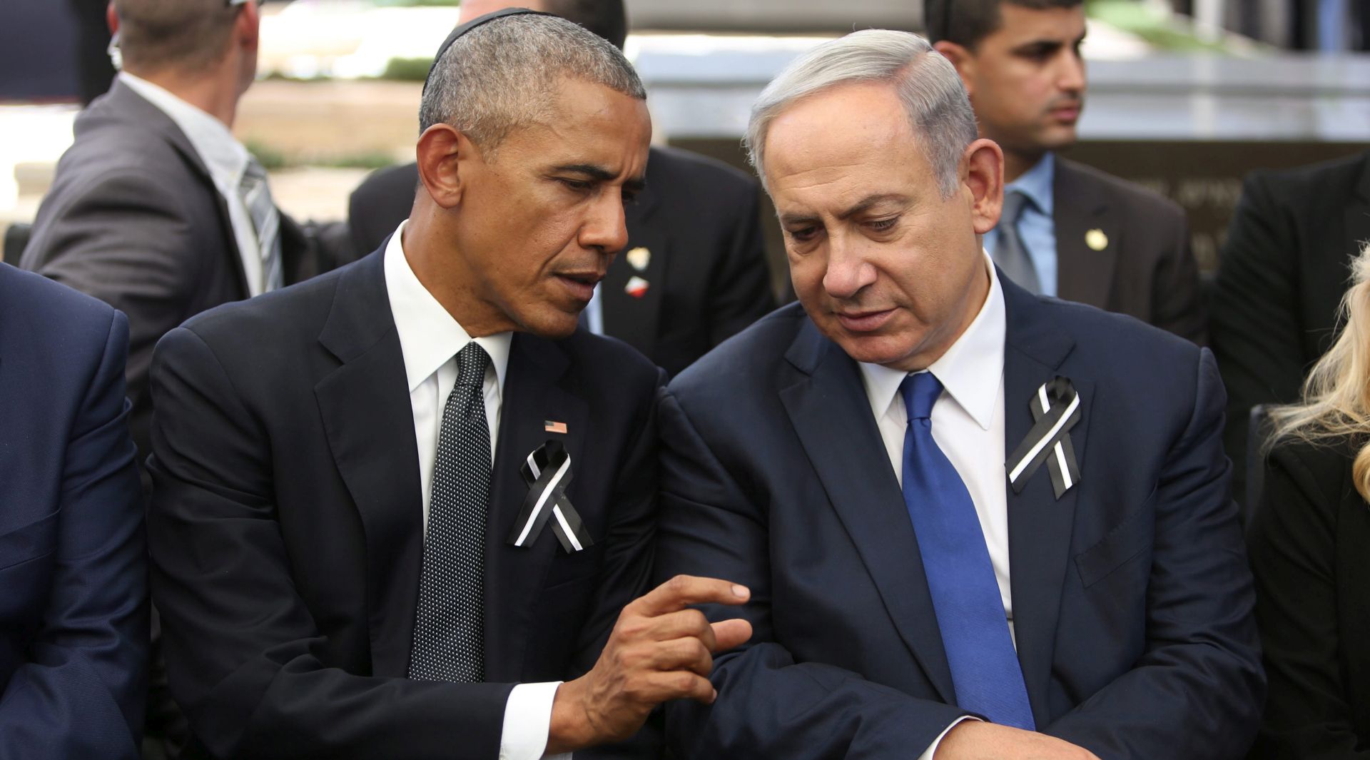 epa05563621 US President Barack Obama (L) and Israeli Prime Minister Benjamin Netanyahu (R) talk during the state funeral ceremony for Shimon Peres at Mount Herzl Military Cemeter in Jerusalem, Israel, 30 September 2016. Peres died on 28 September 2016 at the age of 93.  EPA/MENAHEM KAHANA / POOL