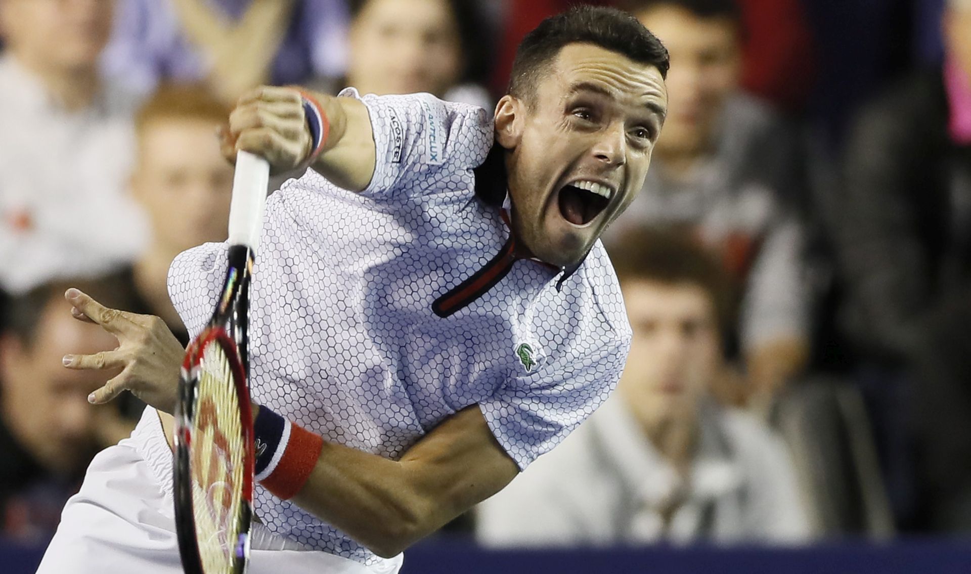 epa05614343 Roberto Bautista Agut of Spain returns the ball to Gilles Simon of France during their round 2 match at the BNP Paribas 2016 Masters tennis tournament in Paris, France, 02 November 2016.  EPA/IAN LANGSDON