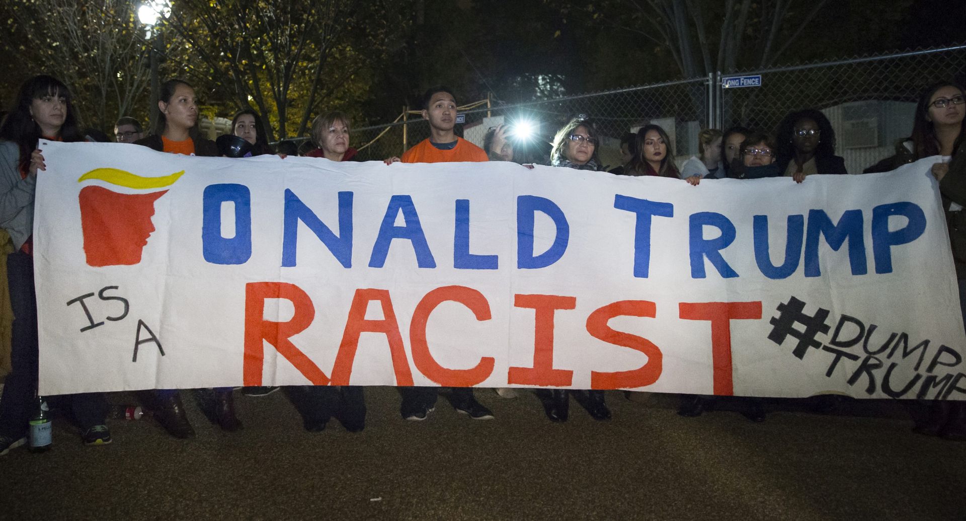 epa05623709 Immigrants protest against Republican presidential candidate Donald Trump on Pennsylvania Avenue outside the White House, after midnight at the end of election day in Washington, DC, USA, 09 November 2016. Americans voted on Election Day to choose the 45th President of the United States of America to serve from 2017 through 2020.  EPA/MICHAEL REYNOLDS