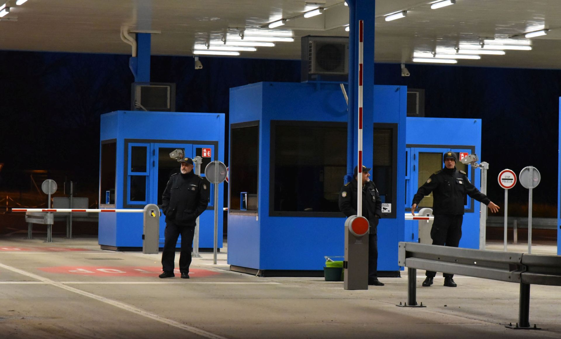 Tovarnik, 13.11.2016 - Ministar unutarnjih poslova Vlaho Orepiæ obiao je u nedjelju popodne granicu kod Tovarnika te izvijestio kako je ondje stanje stabilno te da nema naznaka problema s migrantima. Na slici granièni prijelaz kod Tovarnika.
foto HINA/ ik