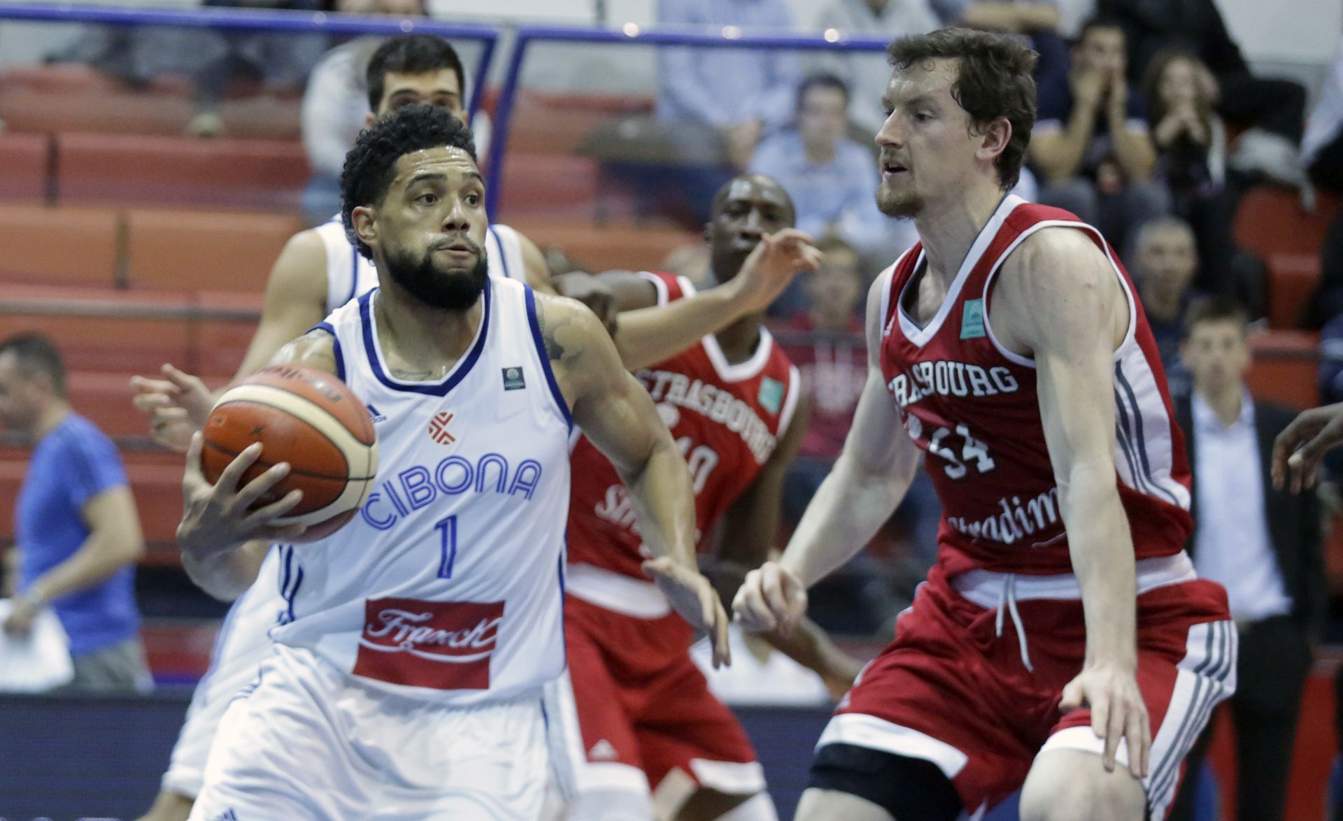 Zagreb, 23.11.2016 - Utakmica 6. kola skupine D FIBA-ine koarkake Lige prvaka Cibona - SIG Strasbourg. Na slici Scottie Reynolds, Math Howard.
foto HINA/ Denis CERIÆ /dc
