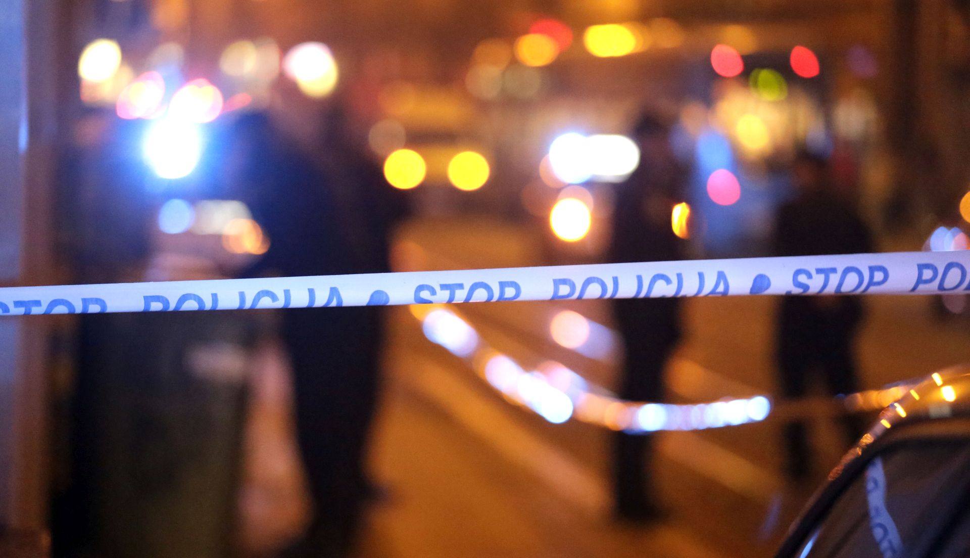 Zagreb, 25.11.2016 - Nepoznati razbojnik pokuao je u petak naveèer, prijeteæi vatrenim orujem, opljaèkati poslovnicu Privredne banke u Ilici, izvijestila je zagrebaèka policija. Pokuaj razbojstva nad uposlenicama dogodio se u 18,50 sati u poslovnici PBZ-a u Ilici br. 91, navodi se u kratkom priopæenju. U tijeku je oèevid.
foto HINA/ Denis CERIÆ /dc