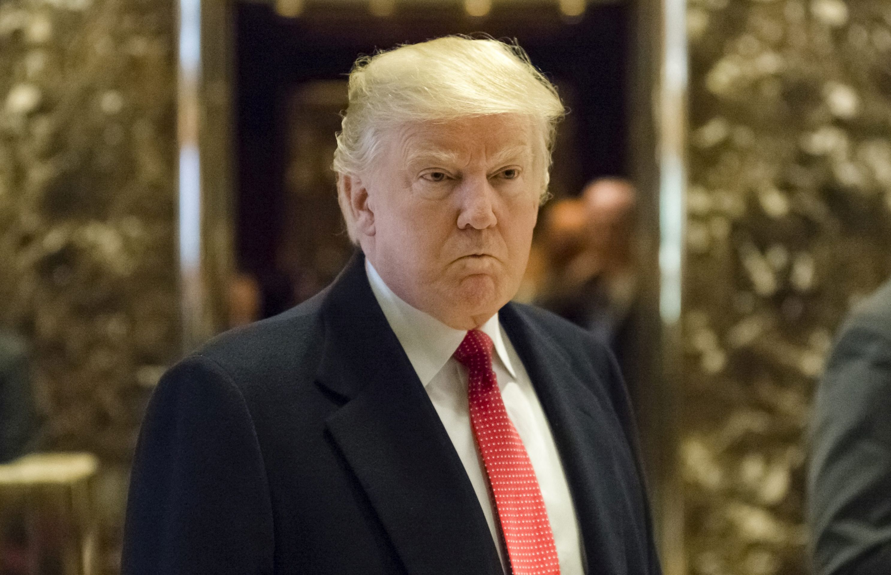epa05662445 US President-elect Donald Trump maks an appearance in the lobby of Trump Tower to address reporters in New York, NY, USA, 06 December 2016.  EPA/ALBIN LOHR-JONES / POOL