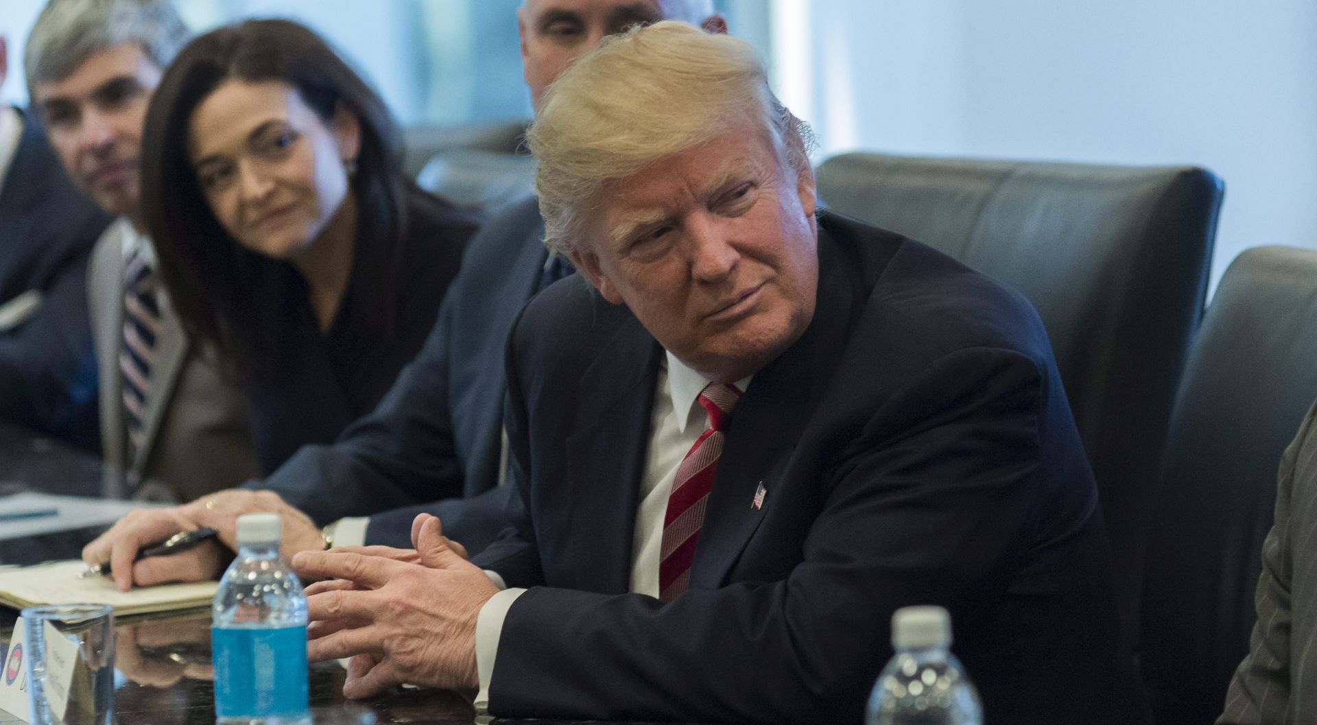 epa05675840 US President-elect Donald Trump (R) attends a meeting of technology chiefs in the Trump Organization conference room at Trump Tower in New York, New York, USA, 14 December 2016.  EPA/Albin Lohr-Jones / POOL