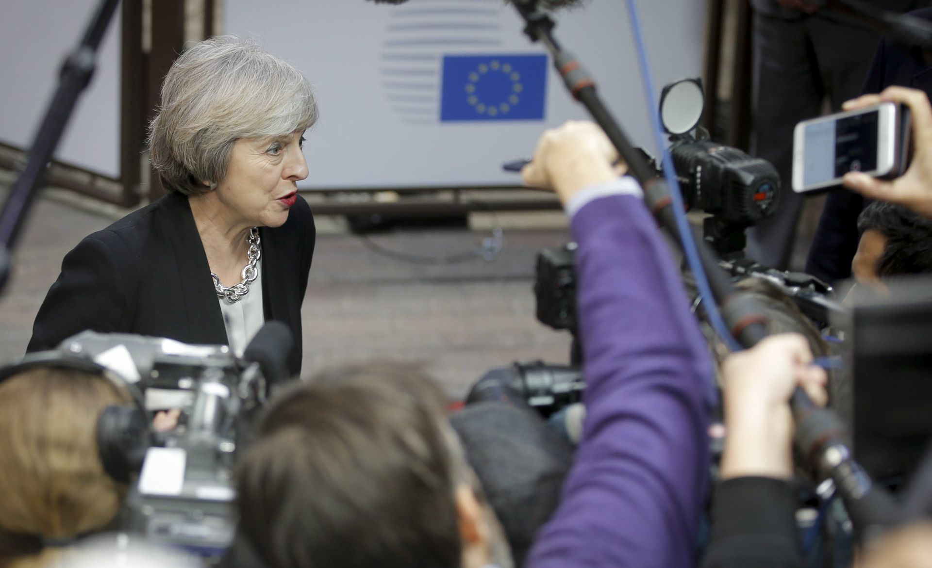 epa05677533 Britain's Prime Minister Theresa May leaves at the end of an European Summit in Brussels, Belgium, 15 December 2016. EU leaders meet for a one-day summit which will mainly focus on the implementation of the EU-Turkey agreement on migration and the EU Internal Security Strategy. 27 leaders are scheduled to later meet informally for a dinner to discuss the Brexit process.  EPA/OLIVIER HOSLET