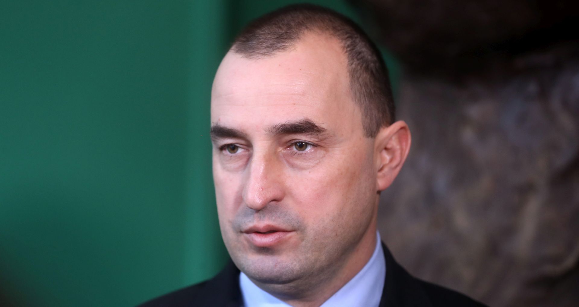 Zagreb, 16.12.2016 - Suspendirani predsjednik zagrebaèke organizacije Hrvatske seljaèke stranke Nenad Matiæ odrao je konferenciju za novinare ispred kipa Stjepana Radiæa u hodniku zgrade u kojoj se nalaze prostorije HSS-a u Zvonimirovoj ulici u Zagrebu. Na slici Nenad Matiæ.
foto HINA/ Damir SENÈAR /ds