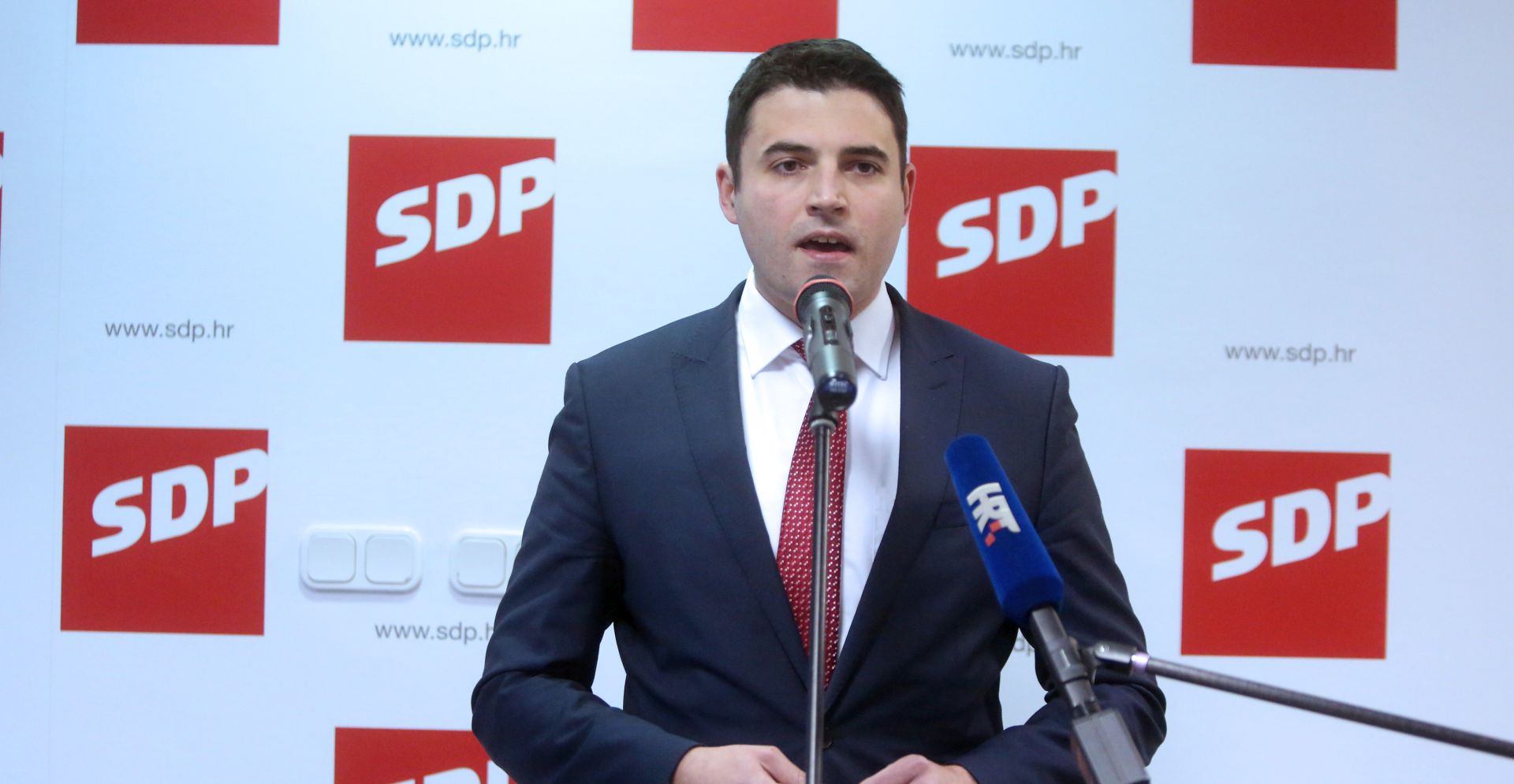 Zagreb, 21.12.2016 - Domjenak nakon predsjedništva SDP-a. Na fotogafiji predsjednik SDP-a Davor Bernardić.
foto HINA/ Daniel KASAP / ml