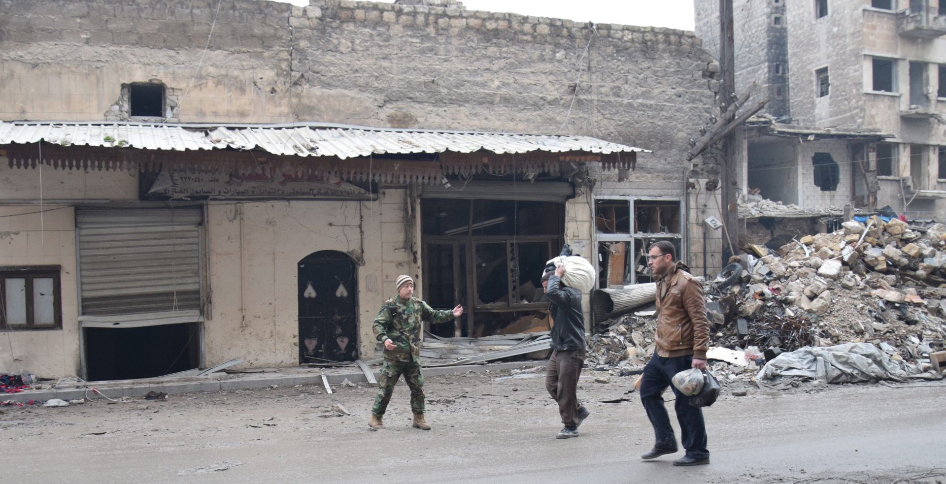 epa05692175 Syrian soldiers monitor the streets in the al-Kallasseh area in the eastern neighborhoods of Aleppo, Syria, on 30 December 2016. The area, which was captured by rebel forces in 2012, was lately cleared in accordance with an agreement with the Syrian government that gave them a safe exit to the southern part of Aleppo or to Idlib province.  EPA/STR