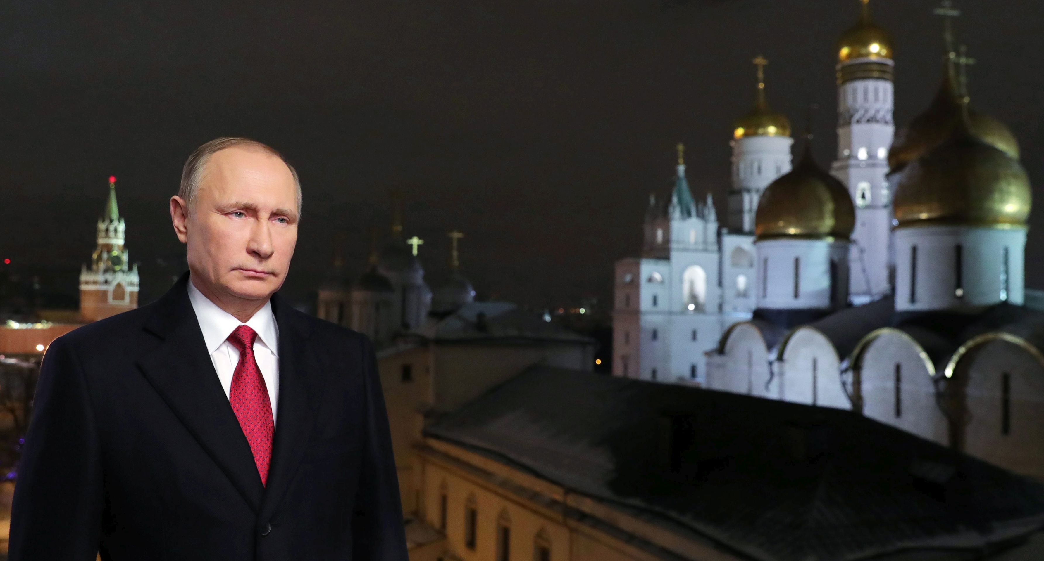 epa05693409 Russian President Vladimir Putin makes his New Year Address to the Nation ahead of 2017 in the Kremlin, Moscow, Russia, 31 December 2016. MANDATORY CREDIT/SPUTNIK/