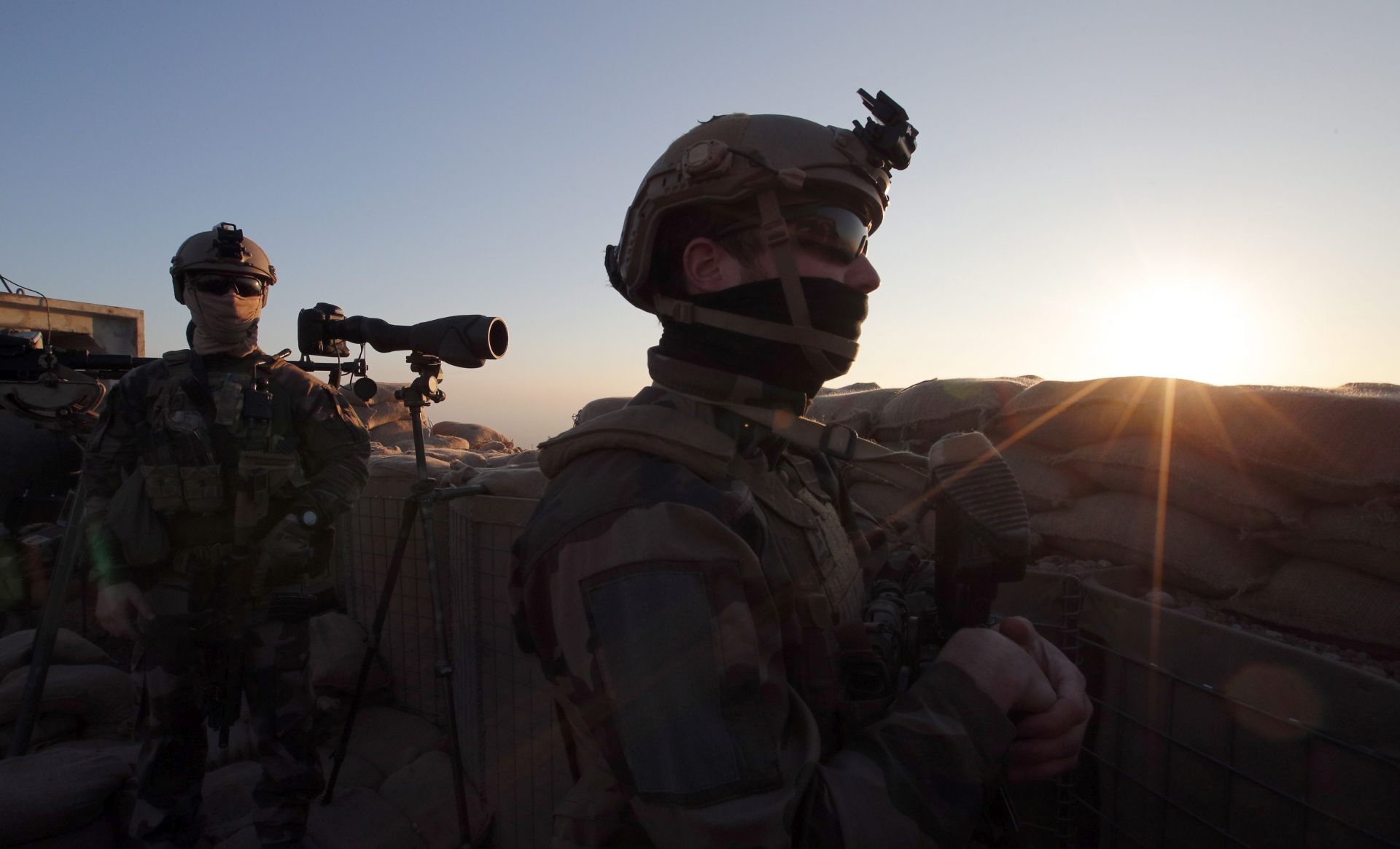 epa05695340 French soldiers are silhouetted while French President Francois Hollande visits a military outpost on the outskirts of the Islamic State-held city of Mosul, outside the Kurdish city of Mosul, outside the Kurdish city of Erbil, Iraq, 02 January 2017. Hollande is in Iraq on a one-day visit.  EPA/CHRISTOPHE ENA / POOL MAXPPP OUT