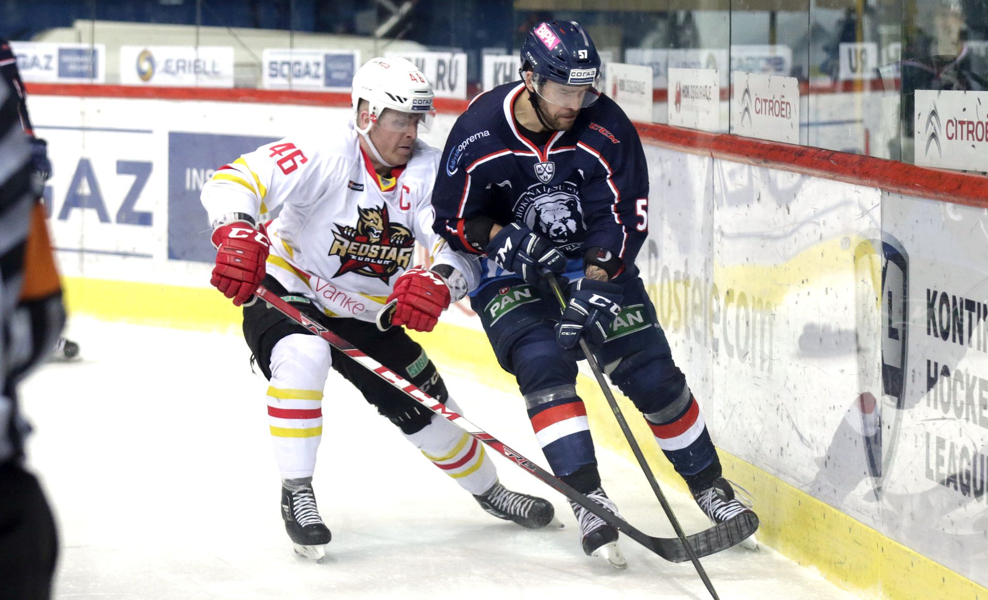 Zagreb, 03.01.2017 - Utakmica 45. kola Kontinentalne hokejske lige Medveèak - Red Star Kunlun. Na slici Janne Jalasvarra, Goran Bezina.
foto HINA/ Denis CERIÆ /dc