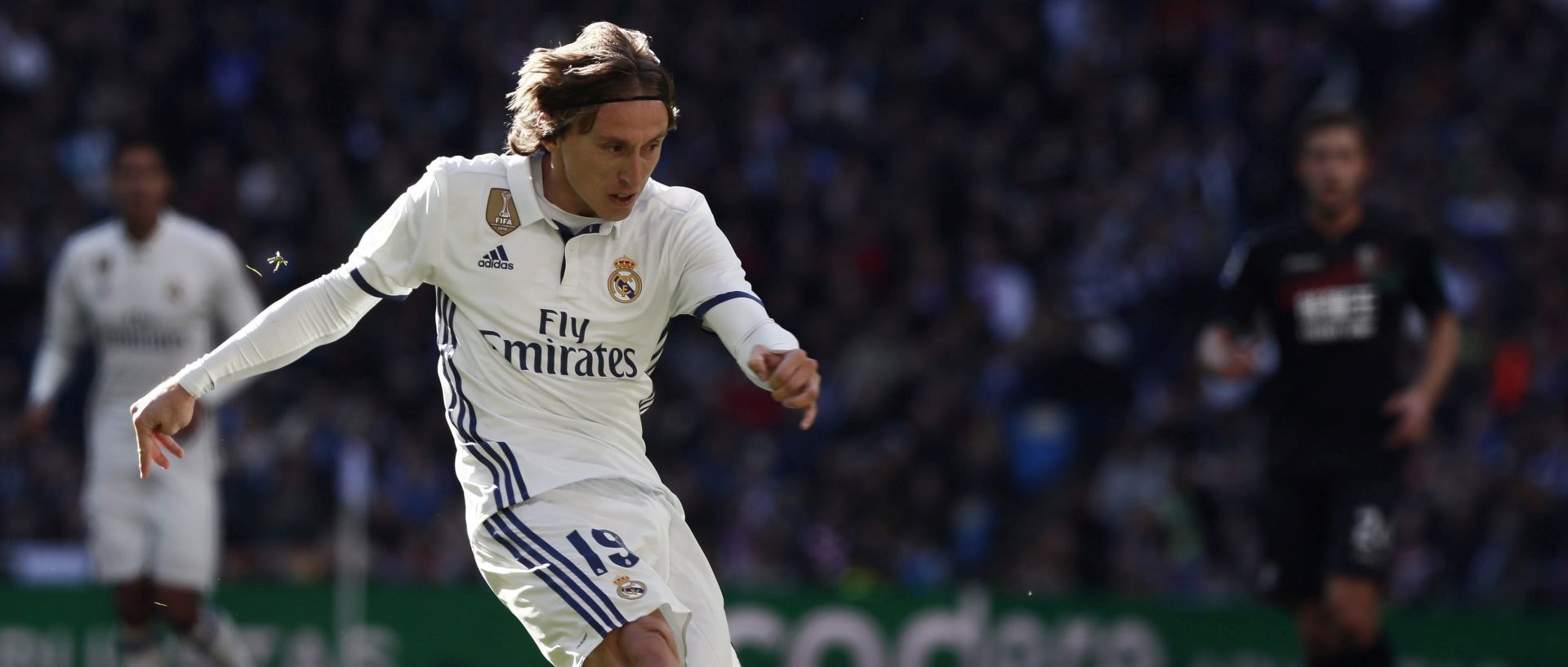 epa05703287 Real Madrid's Croatian midfielder Luka Modric kicks the ball during a Spanish Primera Division League's soccer match between Real Madrid and Granada at the Santiago Bernabeu stadium in Madrid, Spain, 07 January 2017.  EPA/Mariscal