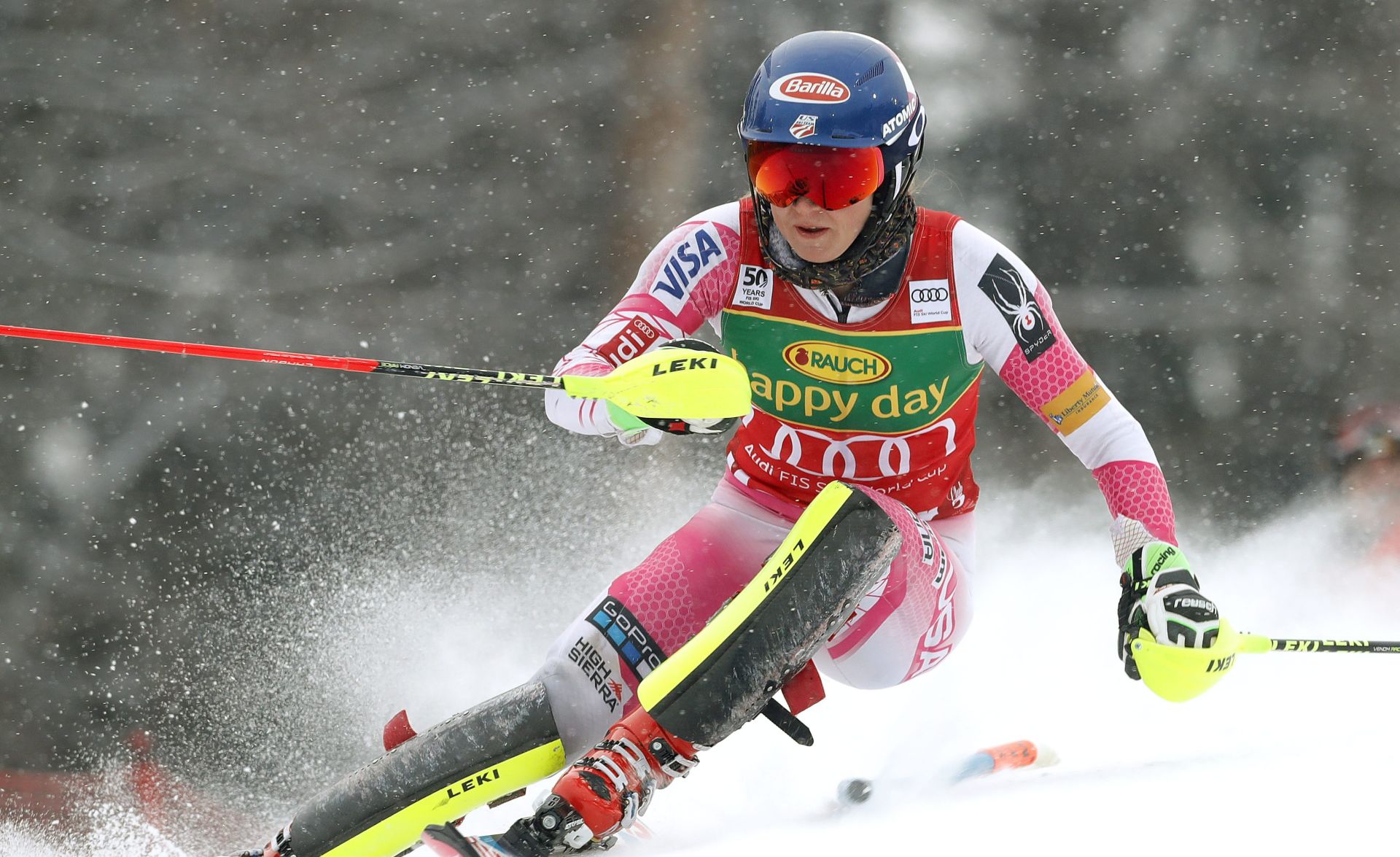 epa05704447 Mikaela Shiffrin of the USA clears a gate during the first run of Women's Slalom rare at the FIS Alpine Skiing World Cup women in Maribor, Slovenia, 08 January 2017.  EPA/ANTONIO BAT