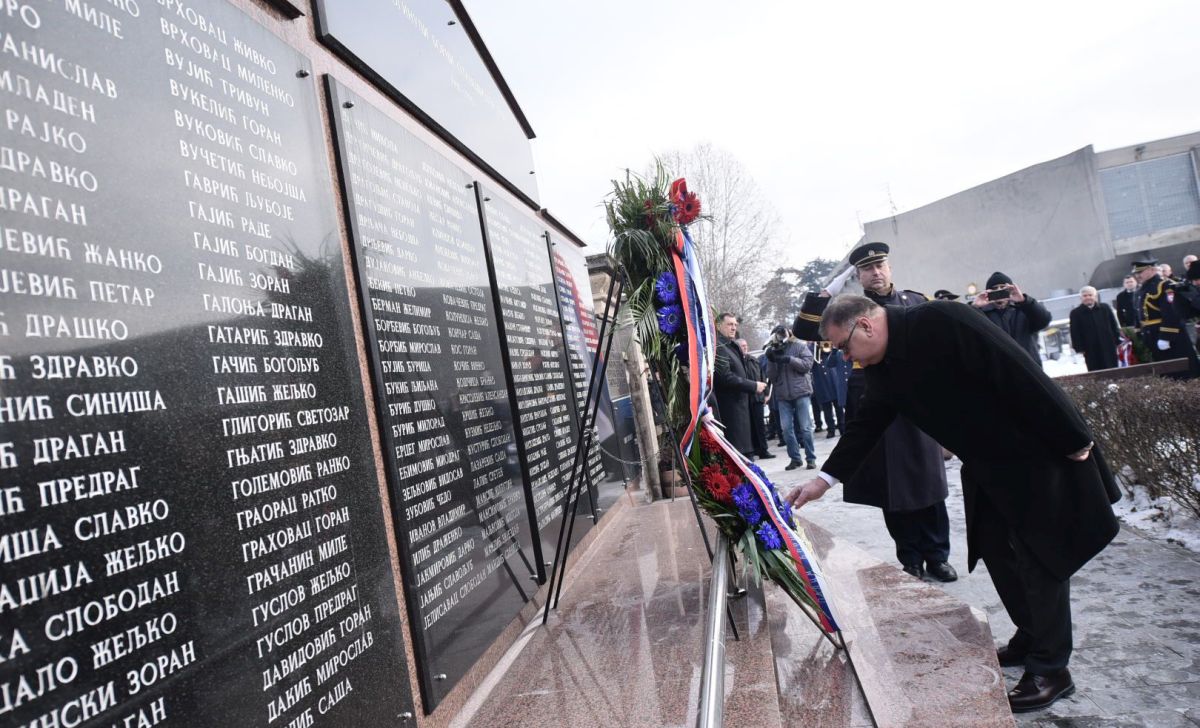 Banja Luka, 08.01.2016 - Pripadnici oruanih snaga Bosne i Hercegovine u nedjelju su unatoè ranije izreèenoj zabrani ipak sudjelovali u poèetku obiljeavanja neustavnog praznika oznaèenog kao dan Republike Srpske a to su uèinili po nalogu predsjedatelja Predsjednitva BiH Mladena Ivaniæa. Na slici Mladen Ivaniæ poloio je vijenac.
foto HINA/ Fena/ ds