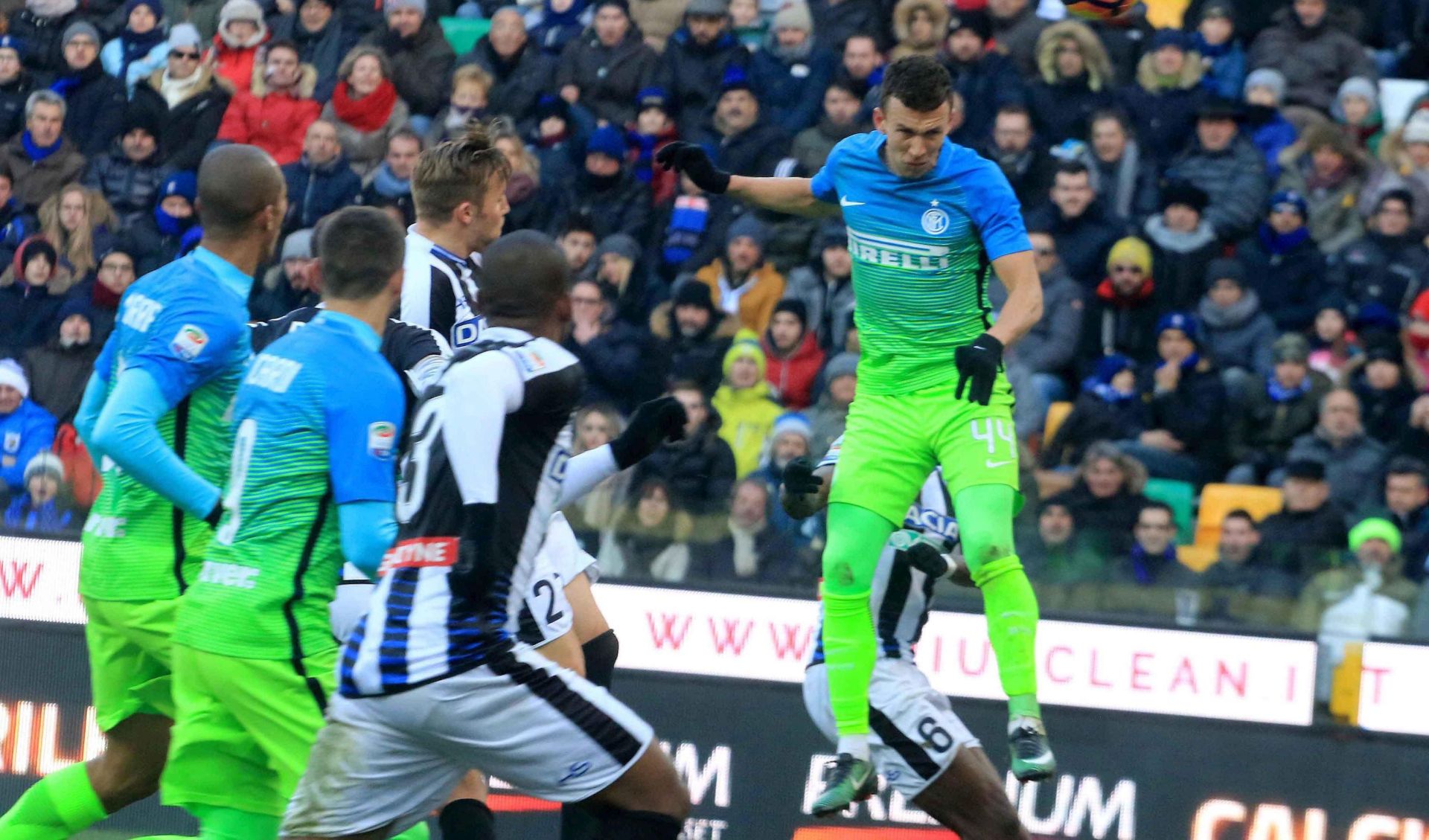 epa05705009 Inter's Ivan Perisic (L) scores the 2-1 lead during the Italian Serie A soccer match Udinese Calcio vs Inter Milan at Friuli stadium in Udine, Italy, 08 January 2017.  EPA/ALBERTO LANCIA