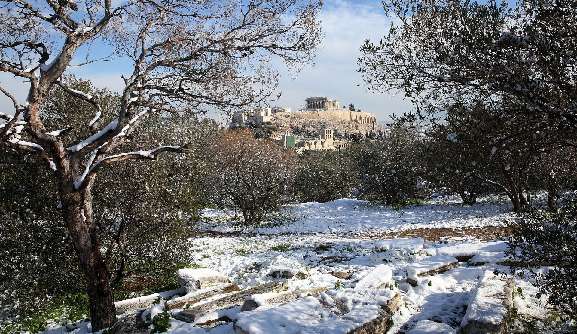 epa05708830 A view on the Acropolis hill and the ancient theatre of Herodus Atticus after a snowfall in Athens, Greece, 10 January 2017. A cold wave across Europe caused low temperatures and snowfalls in many regions of Greece.  EPA/ORESTIS PANAGIOTOU