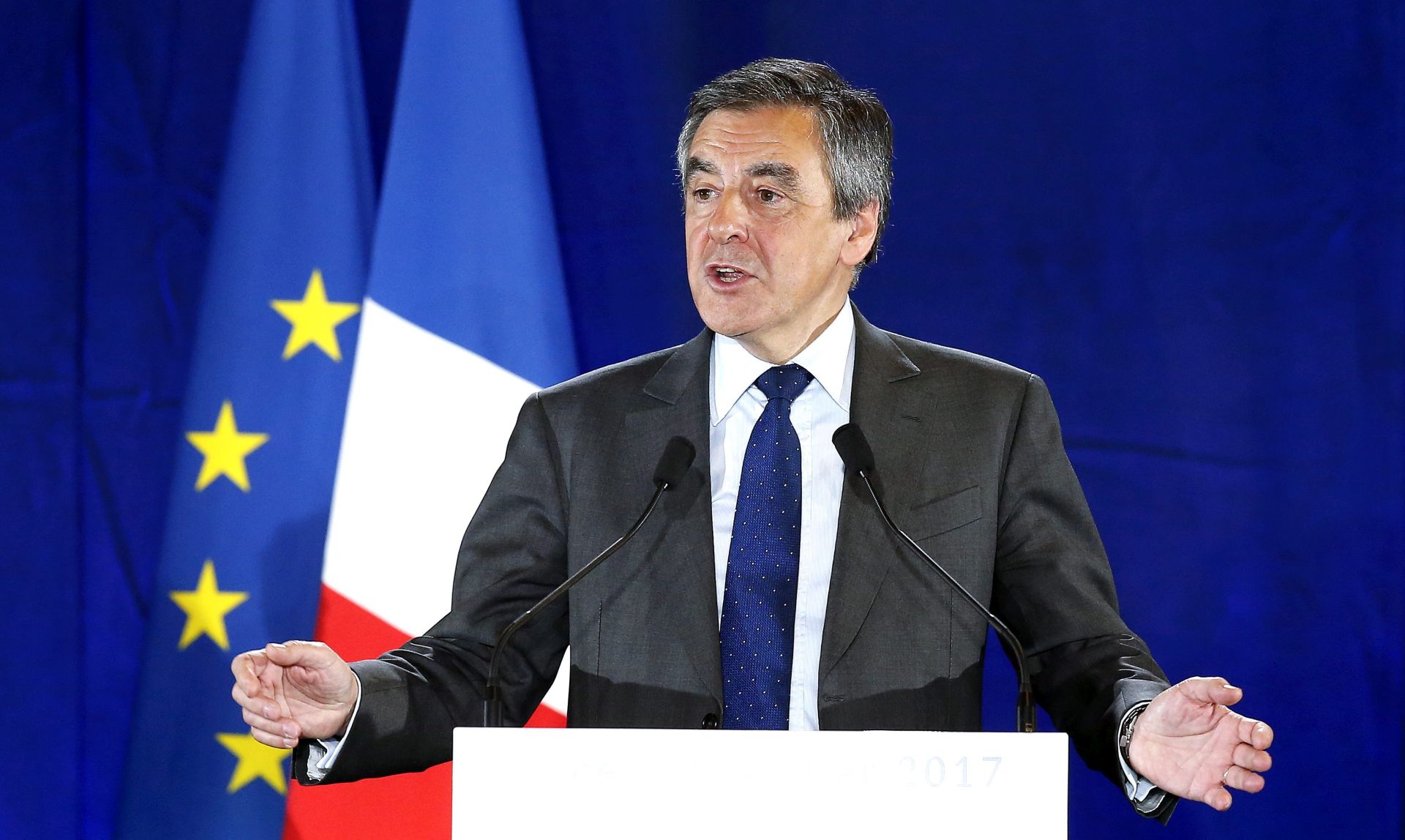 epa05711590 Former French Prime Minister Francois Fillon delivers a speech during a political rally in Nice, France, 11 January 2017. Francois Fillon is a candidate in the upcoming French presidential elections on 23 April and 07 May 2017.  EPA/SEBASTIEN NOGIER