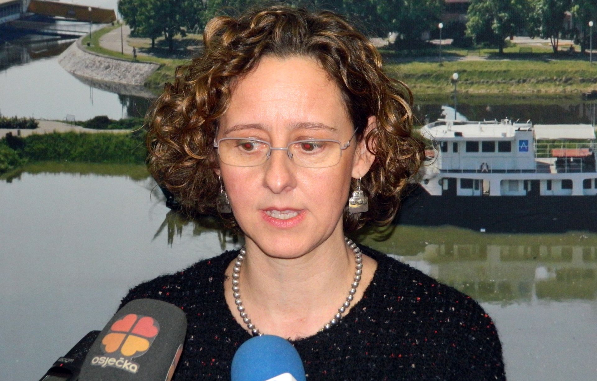 Vukovar, 13.01.2017 - Ministrica kulture Nina Obuljen Korinek nalazi se u dvodevnom radnom posjetu Vukovarsko-srijemskoj upaniji tijekom kojega je o prioritetima u kulturi te upanije odvojeno razgovarala s vukovarsko-srijemskim upanom Boom Galiæem i gradonaèelnikom Vukovara Ivanom Penavom poruèivi kako je prioritet ministarstva osigurati ravnomjerni kulturni razvoj i da svi graðani u svim podruèjima RH mogu sudjelovati u kulturnom ivotu. Na slici ministrica Obuljen Korinek dala je izjavu za medije.
foto HINA/ eljko DRAENOVIÆ /ds