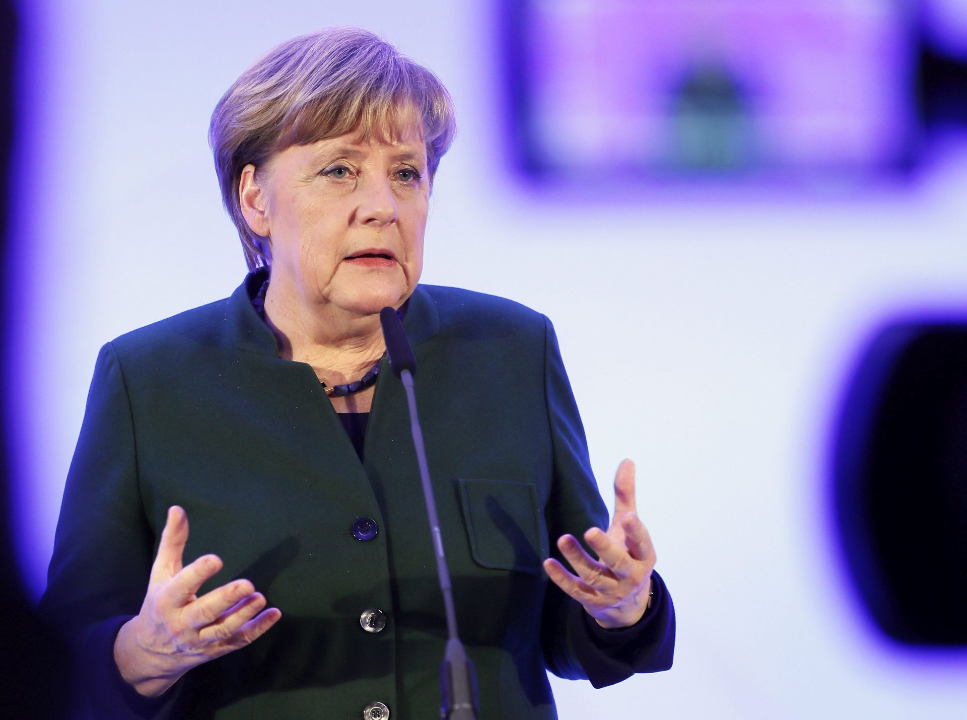epa05715708 The Federal Chairman of party CDU, German Chancellor Angela Merkel speaks during the closed conference of the federal executive committee of party CDU in Perl-Nenning, Germany, 13 January 2017. The members of the board of the party CDU discussing at a two-day closed conference on the upcoming federal elections in September in Germany.  EPA/RONALD WITTEK