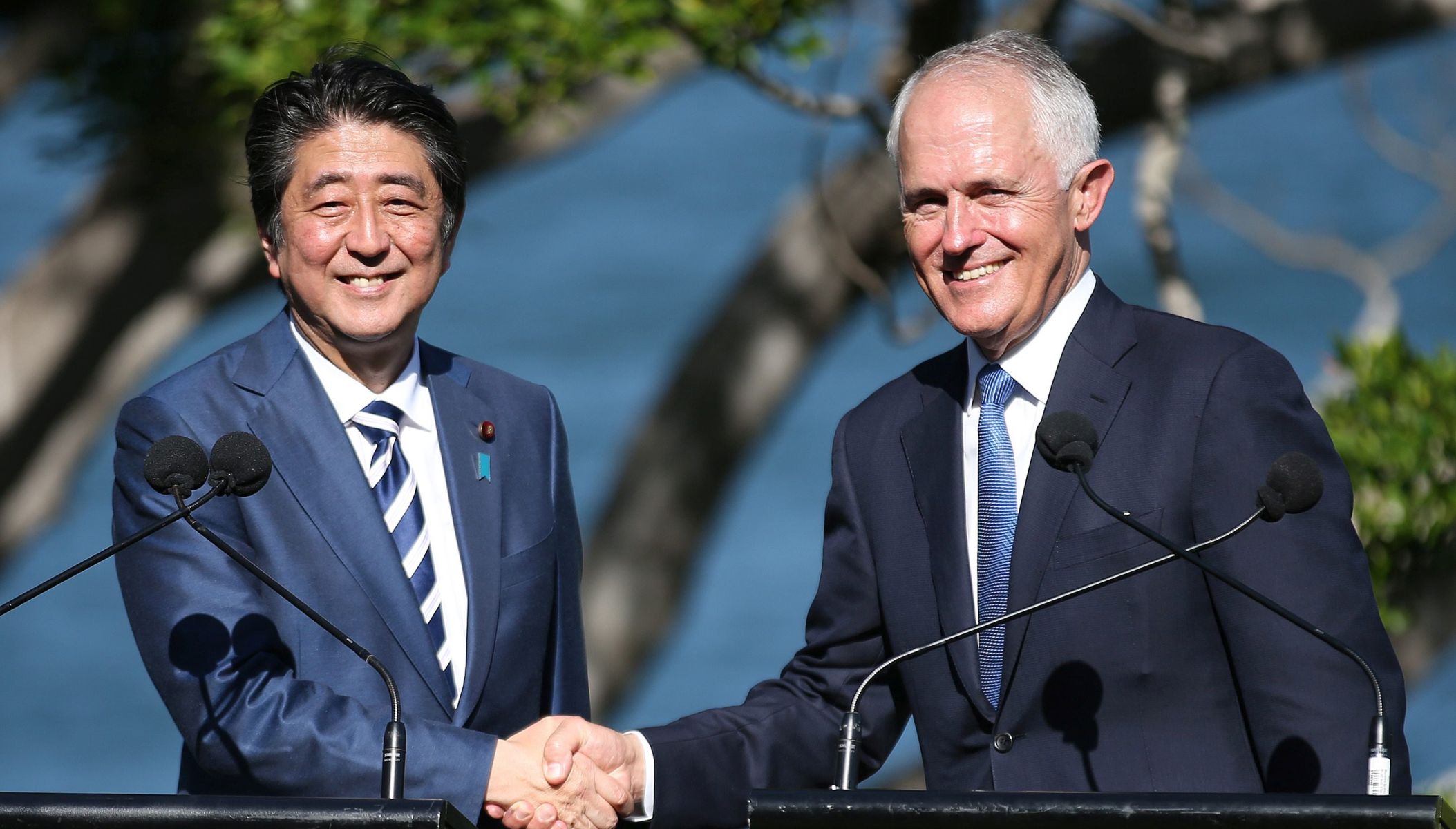 epa05716256 Australia's Prime Minister Malcolm Turnbull (R) shakes hands with Japan's Prime Minister Shinzo Abe after a press conference at Kirribilli House in Sydney, Australia, 14 January 2017. Abe and his wife Akie are visiting Australia on an official tour to discuss bilateral and international issues with Australian high officials.  EPA/DAVID MOIR  AUSTRALIA AND NEW ZEALAND OUT