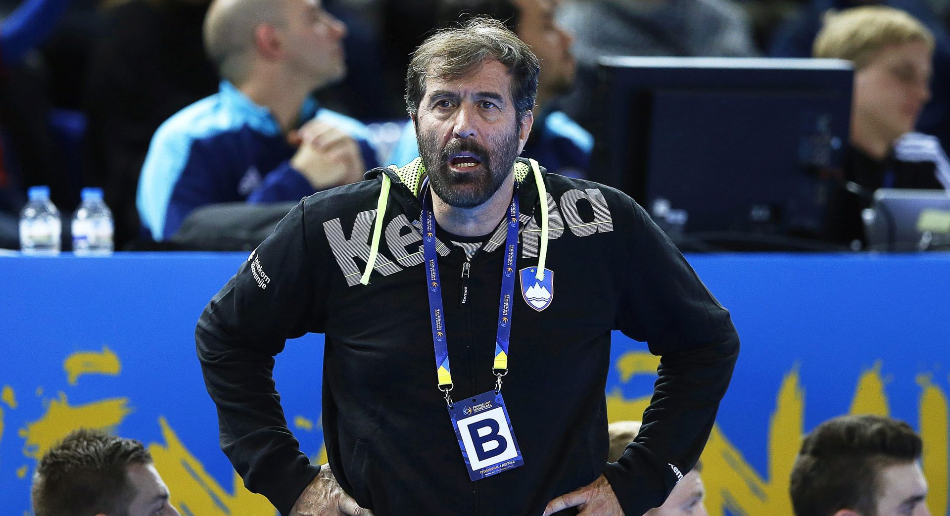 epa05717078 Slovenia's head coach Veselin Vujovic reacts during the preliminary round match between Iceland and Slovenia at the IHF Men's Handball World Championship in Metz, France, 14 January 2017.  EPA/GUILLAUME HORCAJUELO