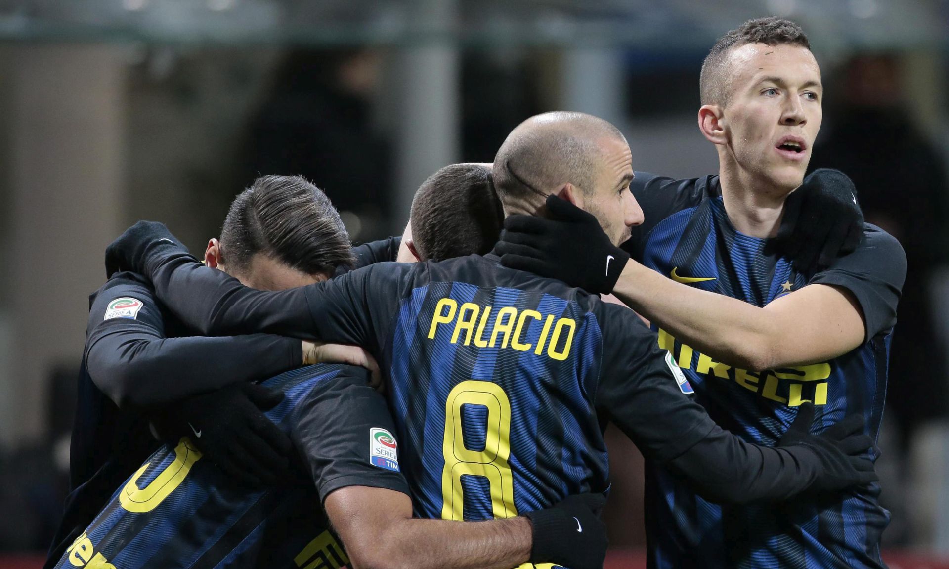 epa05717724 Inter Milan's Ivan Perisic ( R ) celebrates after scoring with his teammates during the Italian Serie A soccer match between FC Inter Milan and Chievo Verona at San Siro stadium in Milan, Italy, 14 January 2017.  EPA/EMILIO ANDREOLI