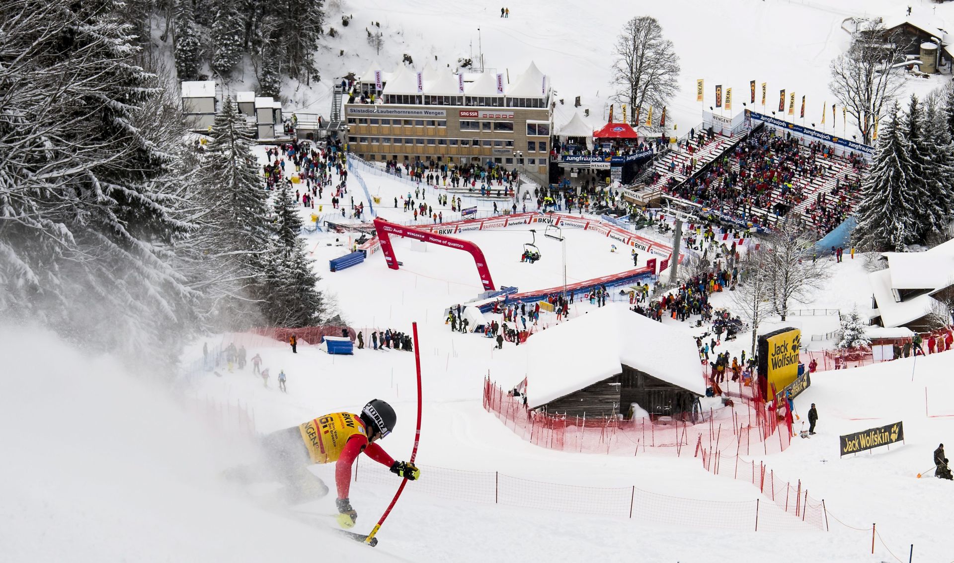 epa05718469 Dries Van Den Broecke of Belgium clears a gate during the first run of the Mens slalom race of the FIS Alpine Skiing World Cup at the Lauberhorn in Wengen, Switzerland, 15 January 2017.  EPA/JEAN CHRISTOPHE BOTT