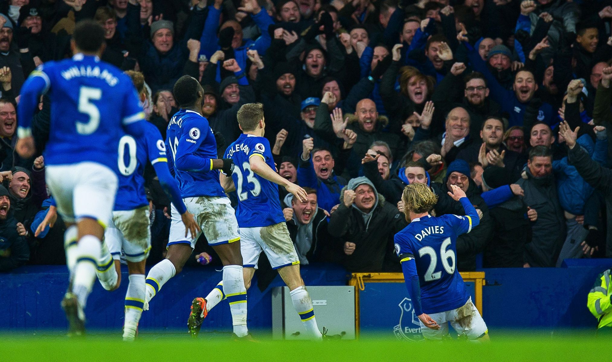 epa05719030 Everton's Tom Davies (R) celebrates with his teammates after scoring the 3-0 lead during the English Premier League soccer match between Everton FC and Manchester City at Goodison Park in Liverpool, Britain, 15 January 2017.  EPA/PETER POWELL EDITORIAL USE ONLY. No use with unauthorized audio, video, data, fixture lists, club/league logos or 'live' services. Online in-match use limited to 75 images, no video emulation. No use in betting, games or single club/league/player publications.
