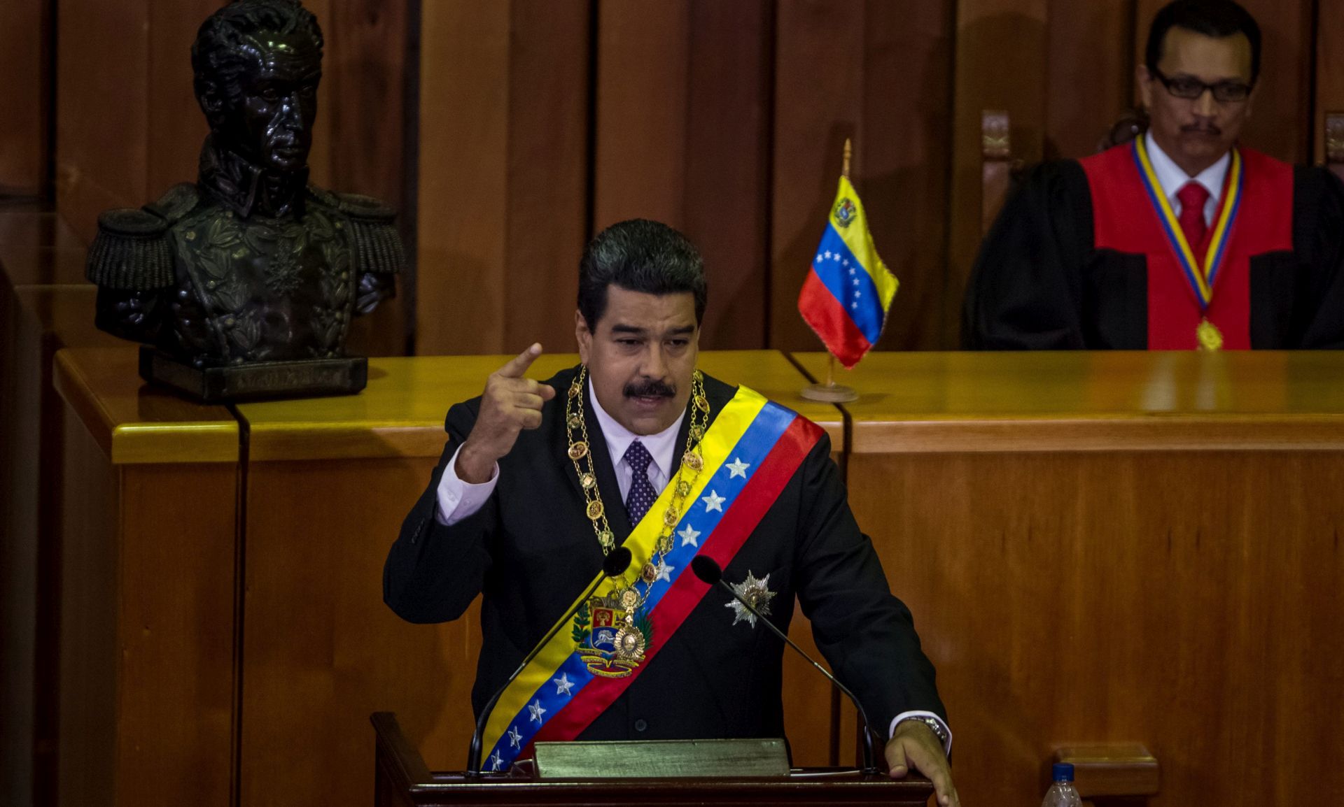 epa05719715 Venezuelan President Nicolas Maduro gives his annual report before the Justice Supreme Court, in Caracas, Venezuela, 15 January 2017.  EPA/MIGUEL GUTIERREZ