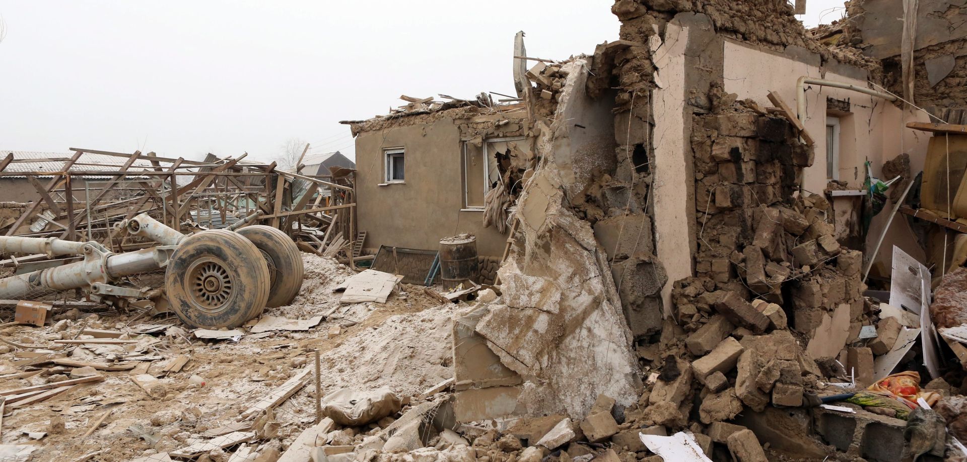 epa05720718 Rescuers work at the site of an airplane crash near the airport Manas, 30 km from Bishkek, Kyrgyzstan, 16 January 2017. A Turkish Boeing 747-400 cargo plane crashed on a village near the capital of Kyrgyzstan, destroying 32 houses and killing at least 37 people, according to reports.  EPA/IGOR KOVALENKO