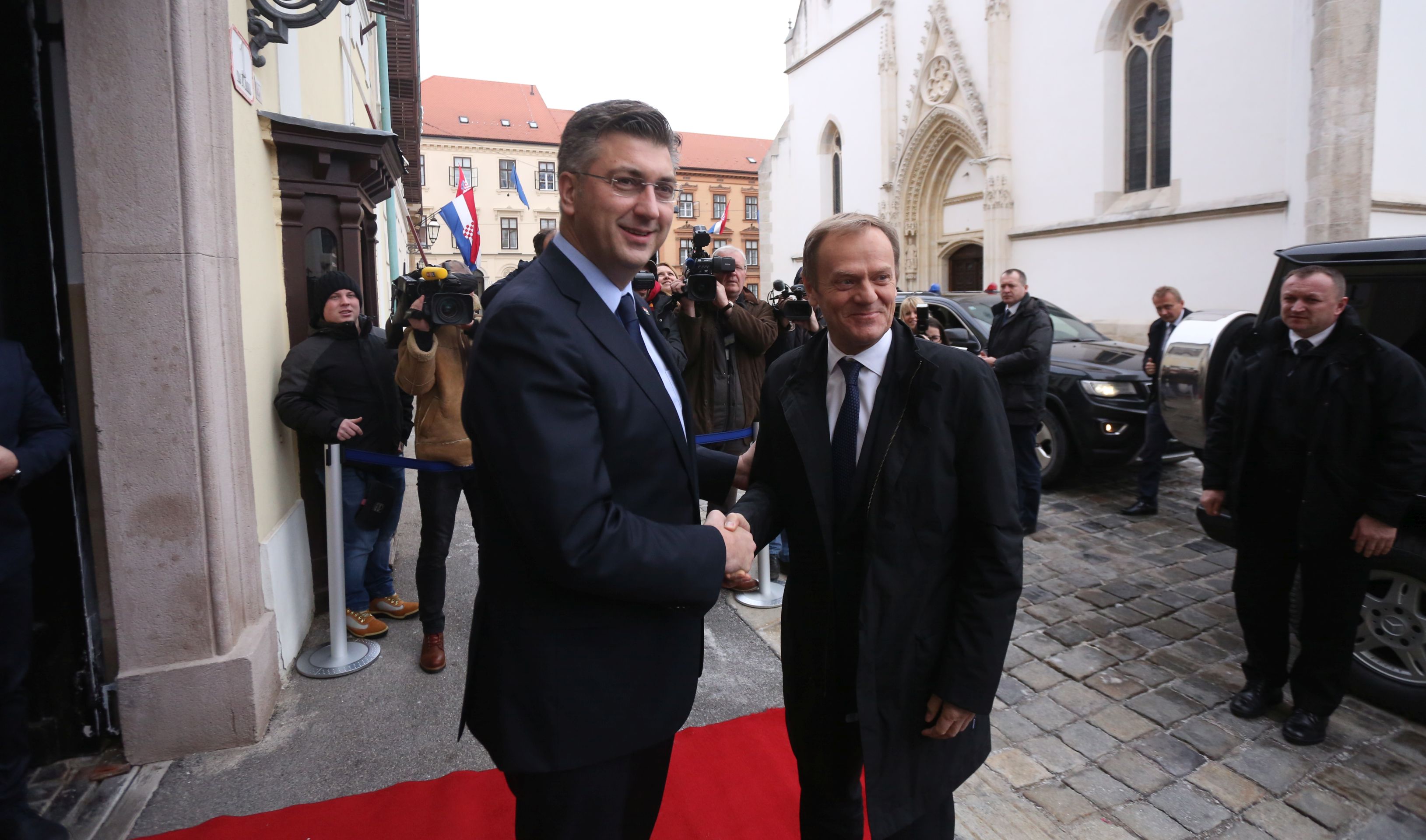 Zagreb, 16.1.2017 - Predsjednik Vlade RH Andrej Plenkoviæ sastao se u Banskim dvorima s predsjednikom Europskog vijeæa Donaldom Tuskom. Donald Tusk u posjetu je Hrvatskoj povodom 25. obljetnice meðunarodnog priznanja Republike Hrvatske.
foto HINA/ Daniel KASAP/ ua