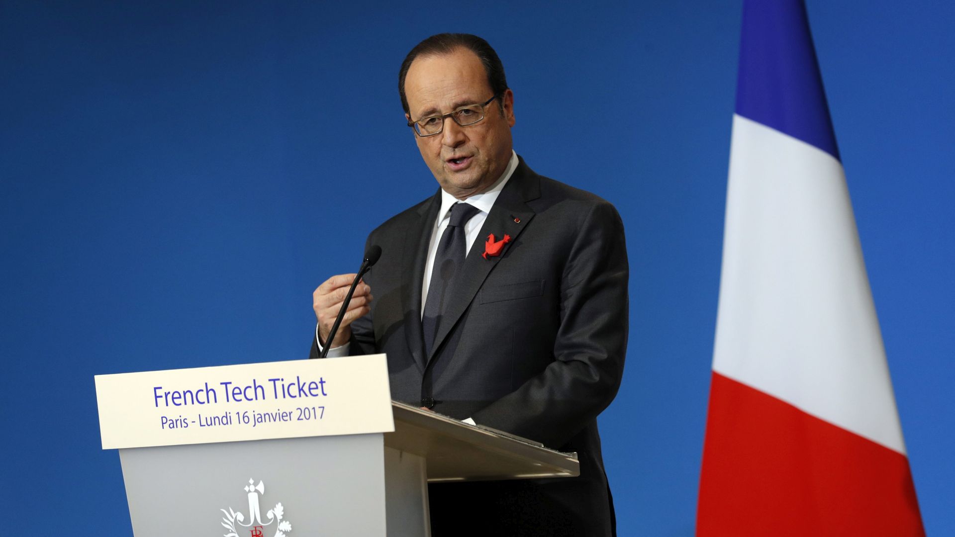 epa05722022 French President Francois Hollande delivers a speech during a meeting with leaders of international start-ups based in Paris, during the 'French Tech Ticket' conference in Paris, France, 16 January 2017.  EPA/PHILIPPE WOJAZER / POOL MAXPPP OUT