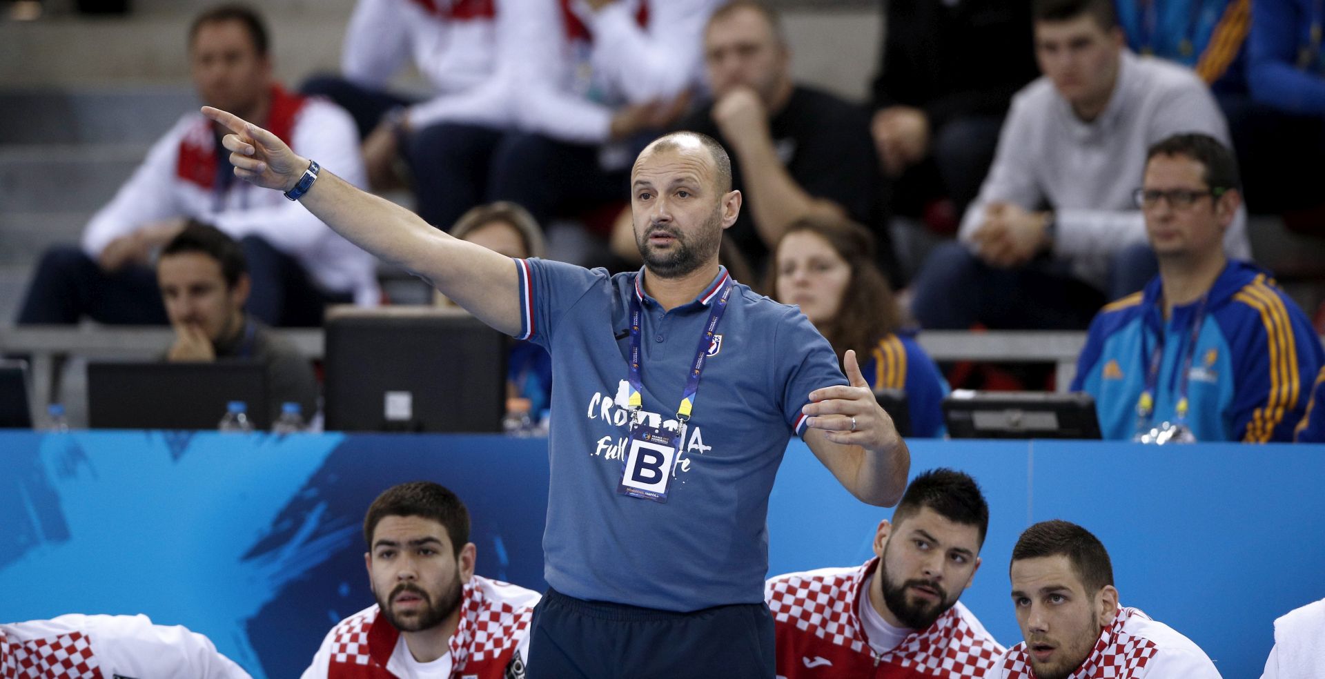 epa05722340 Croatia's head coach Zeljko Babic reacts during the preliminary round match between Croatia and Belarus at the IHF Men's Handball World Championship, in Rouen, France, 16 January 2017.  EPA/YOAN VALAT