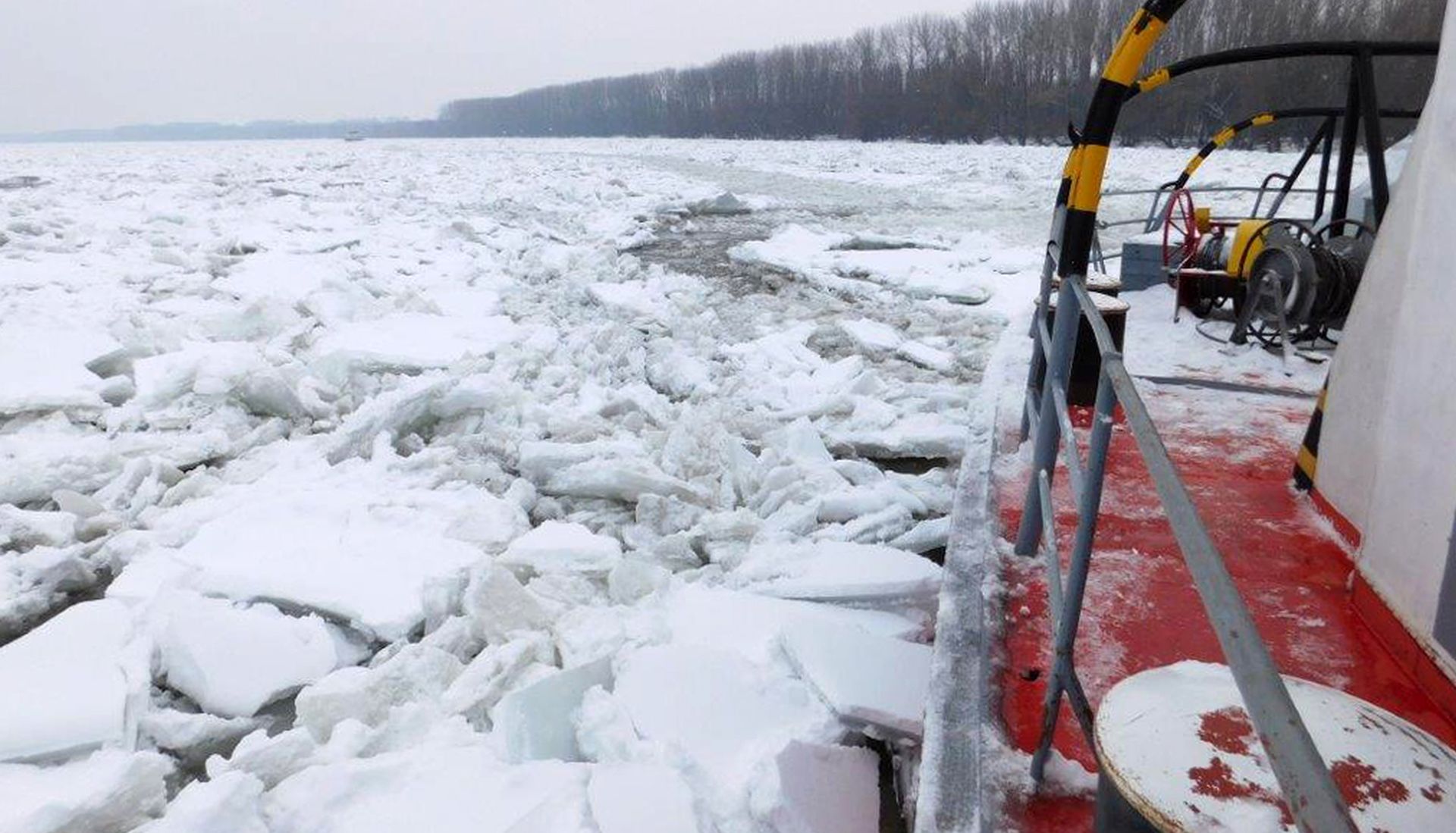 Osijek, 17.1.2017 - Maðarski ledolomci, koji su u ponedjeljak stigli u Aljma, u utorak ujutro su krenuli u probijanje ledostaja na Dunavu, i okvirni je plan da danas stignu do Dalja, ali je, zbog debelih naslaga leda, s kojima se suoèavaju na nekim dijelovima vodotoka, teko prognozirati dokle æe stvarno stiæi, doznaje se u osjeèkom vodno-gospodarskom odjelu Hrvatskih voda.
foto HINA/ Hrvatske vode/ ua