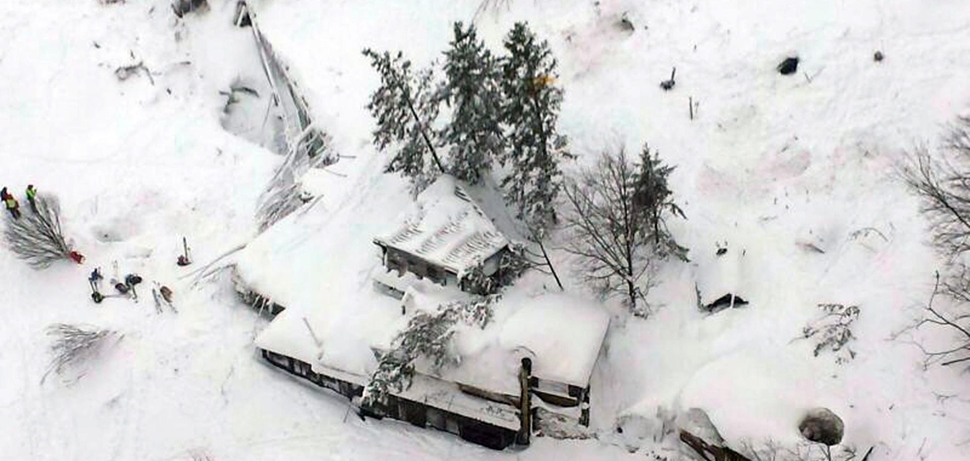 epa05731721 A handout photo made available by the Italian Fire Department shows a general aerial view of the hotel Rigopiano in the town of Farindola, overwhelmed the previous night by a snow avalanche after three earthquakes hit, in Abruzzo region, Italy, 19 January 2017. According to an Italian mountain rescue team, several people have been killed in the avalanche that hit the hotel near the Gran Sasso mountain.  EPA/ITALIAN FIRE DEPARTMENT HANDOUT  HANDOUT EDITORIAL USE ONLY/NO SALES