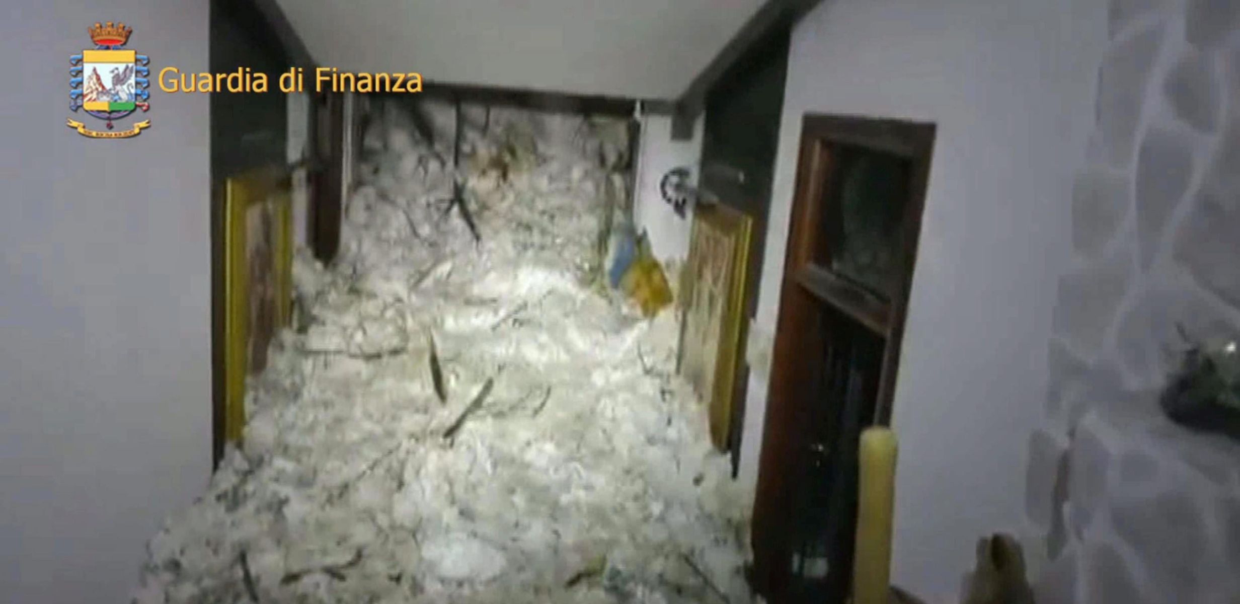 epa05732073 A handout photo made available by the Italian Guardia di Finanza showing snow fill up  the interior of the hotel Rigopiano in the town of Farindola, overwhelmed the previous night by a snow avalanche after three earthquakes hit, in Abruzzo region, Italy, 19 January 2017. According to an Italian mountain rescue team, several people have been killed in the avalanche that hit the hotel near the Gran Sasso mountain.  EPA/GUARDIA DI FINANZA / PRESS OFFICE / HANDOUT  HANDOUT EDITORIAL USE ONLY/NO SALES