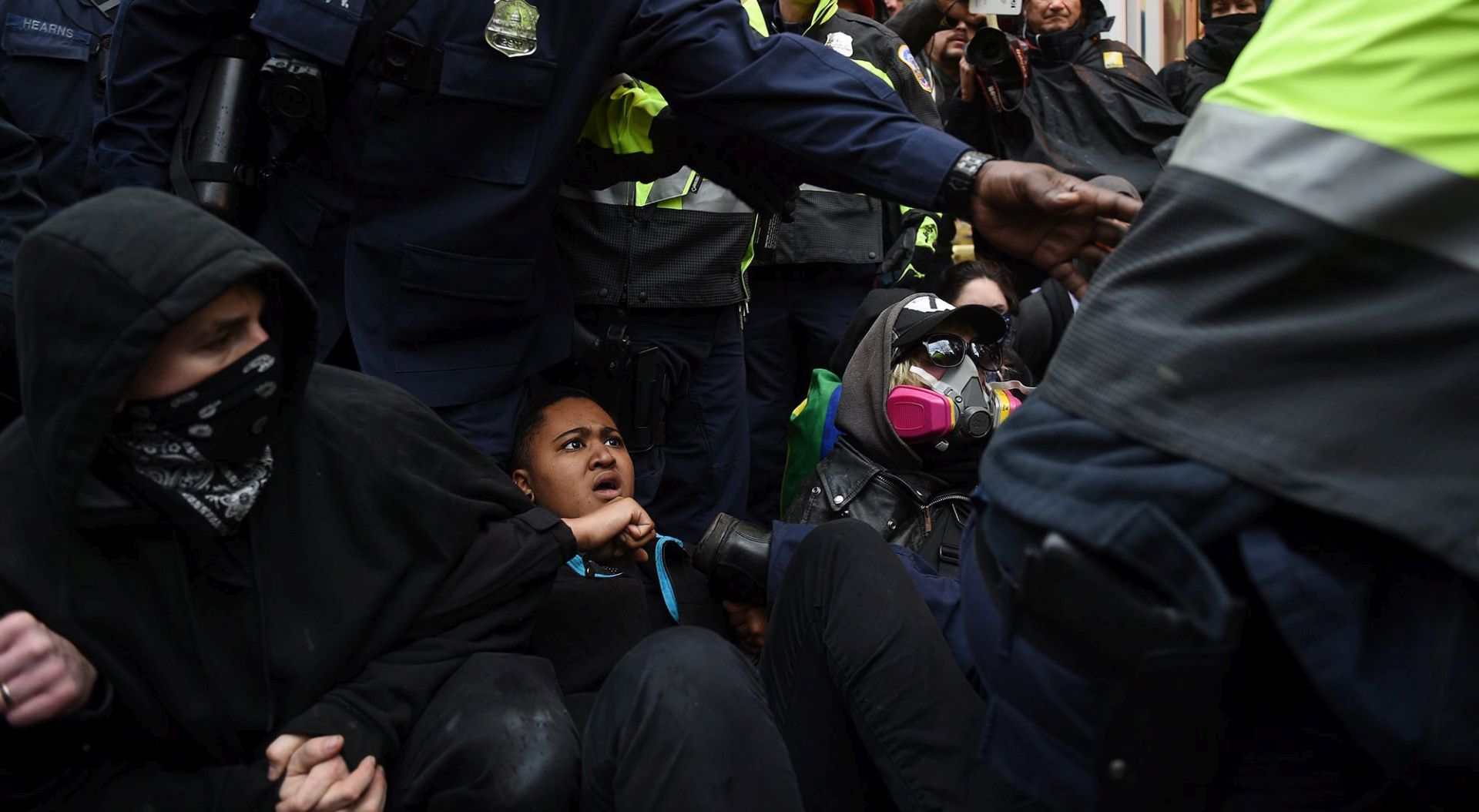 epa05734769 Police step over demonstrators who block one of the entrances to the route of the inauguration parade at 10th Street near Pennsylvania Avenue to protest Donald J. Trump who will take the oath of office as he is sworn in as the 45th President of the United States in Washington, DC, USA, 20 January 2017. Trump won the 08 November 2016 election to become the next US President.  EPA/Astrid Riecken