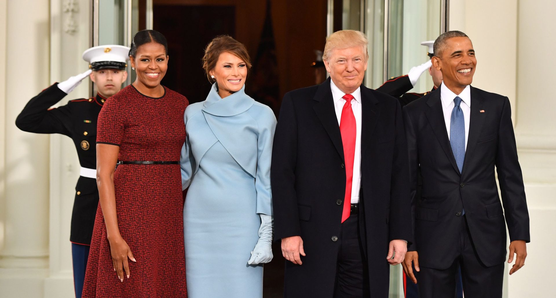 epa05734905 US President Barack Obama (R) and Michelle Obama (L) pose with President-elect Donald J. Trump and wife Melania at the White House before the inauguration in Washington, DC, USA, 20 January 2017. Trump won the 08 November 2016 election to become the next US President.  EPA/KEVIN DIETSCH / POOL