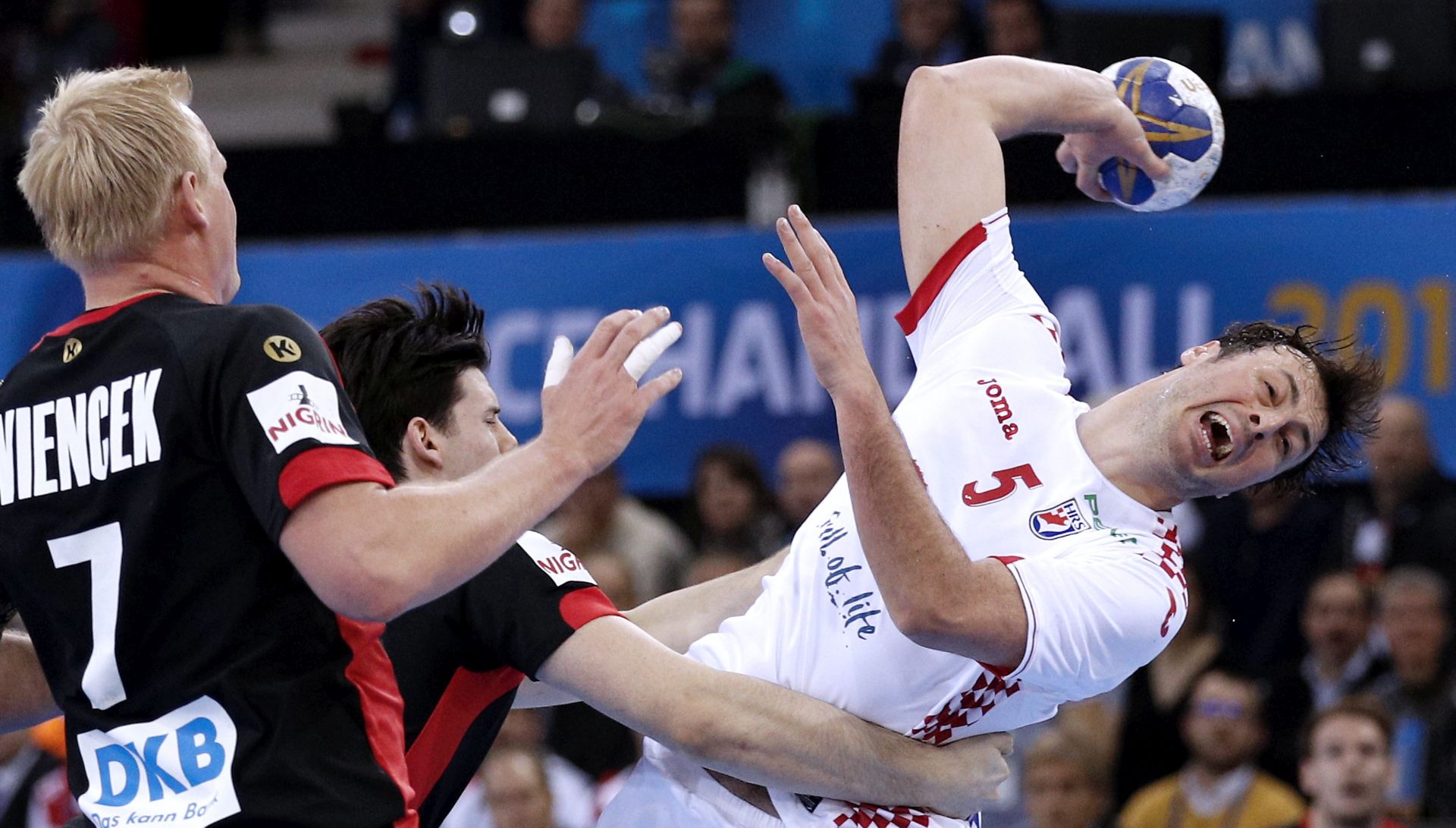 epa05735535 Croatia's Domagoj Duvnjak (R) in action during the preliminary round match between Germany and Croatia at the IHF Men's Handball World Championship, in Rouen, France, 20 January 2017.  EPA/YOAN VALAT