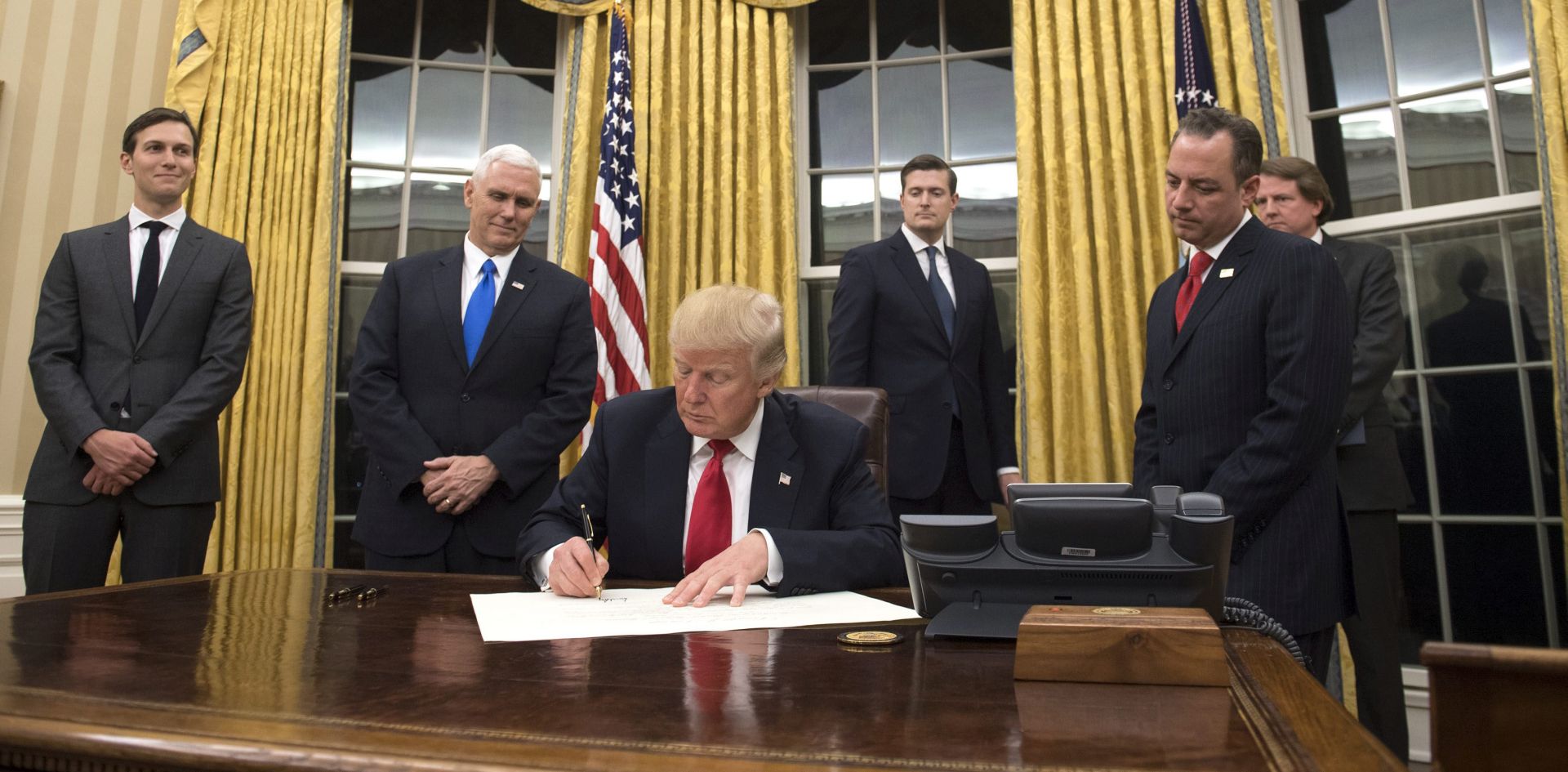 epa05736765 US President Donald J. Trump (C) signs a confirmation for Homeland Security Secretary John F. Kelly, after Trump was sworn in as the 45th President of the United States in the Oval Office at the White House in Washington, DC, USA, 20 January 2017. Trump won the 08 November 2016 election to become the next US President.  EPA/KEVIN DIETSCH / POOL