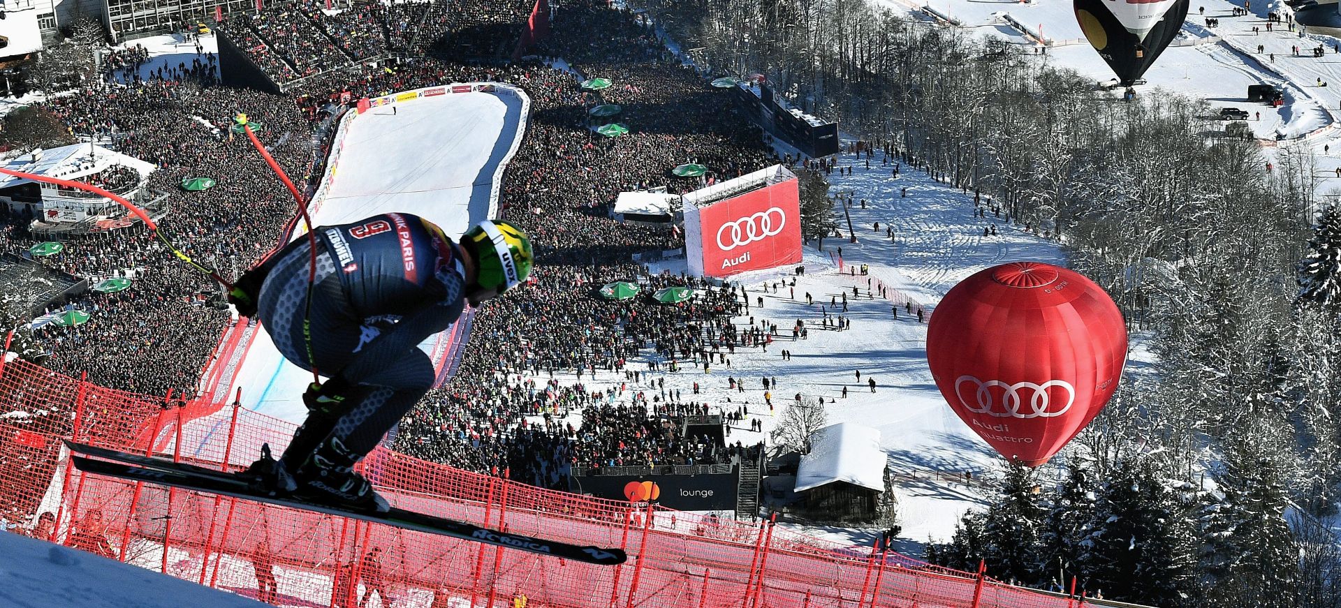 epa05737926 Dominik Paris of Italy in action during the men's Downhill race of the FIS Alpine Skiing World Cup event in Kitzbuehel, Austria, 21 January 2017.  EPA/CHRISTIAN BRUNA