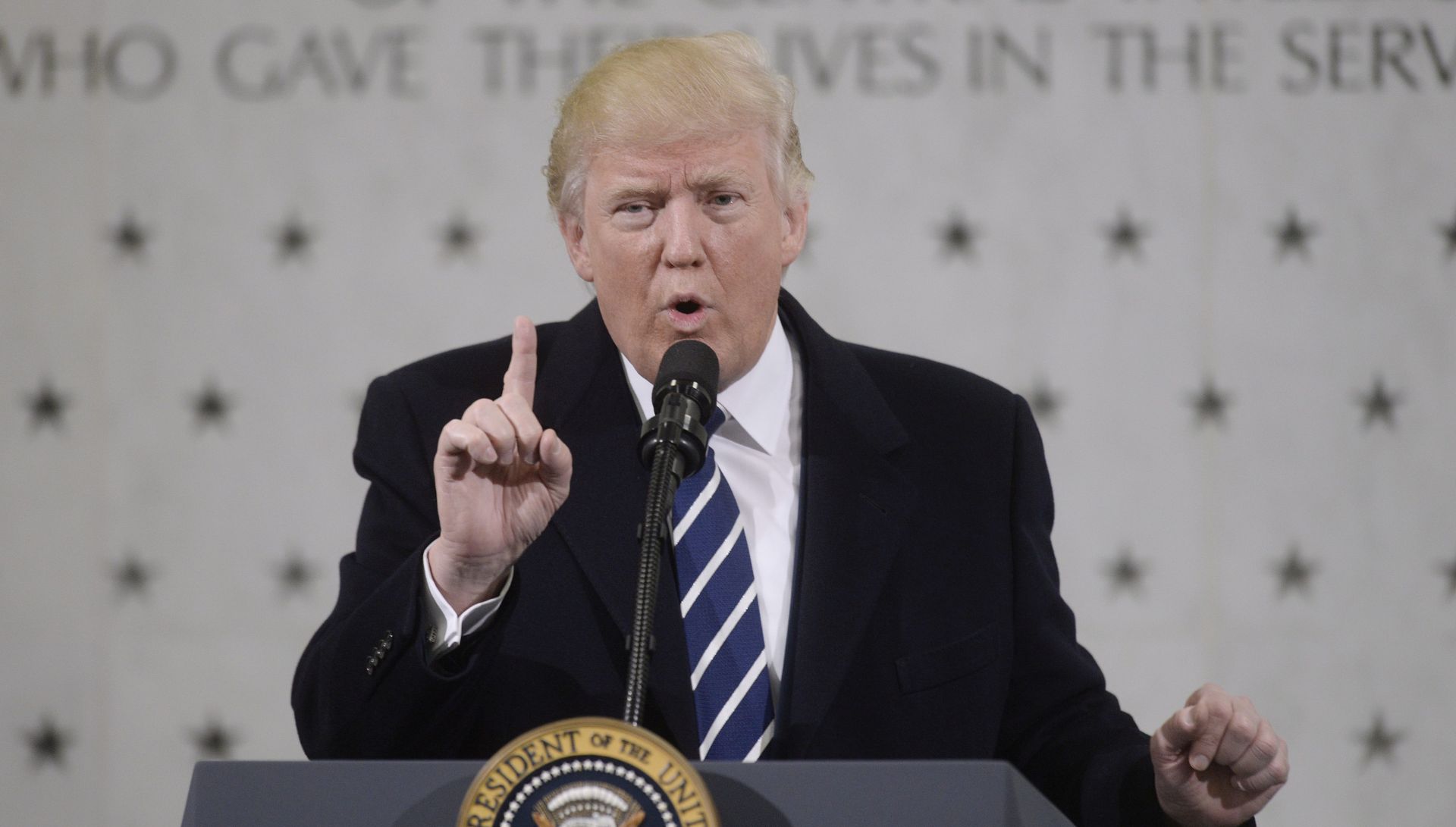 epa05739900 US President Donald J. Trump speaks to 300 people at the CIA headquarters, in Langley, Virginia, USA, 21 January 2017.  EPA/Olivier Douliery / POOL