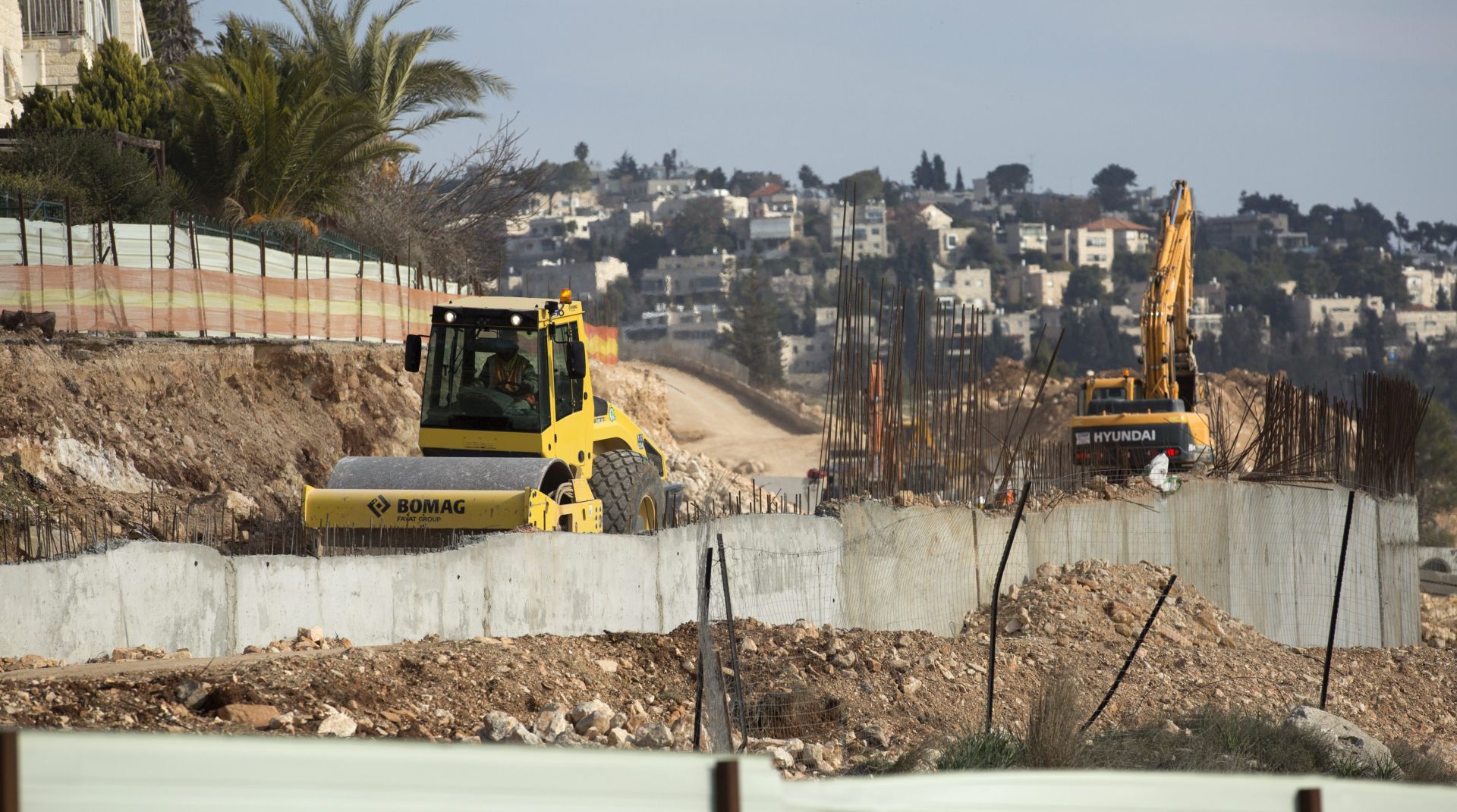 epa05741563 Earth moving equipment building infrastructure of Ramat Shlomo (L) with the French Hill area of Jerusalem seen behind, 22 January 2017. The Jerusalem Municipality has approved the building of some 560 residential housing units some in this religious Jewish community on the northern reaches of Jerusalem and over the 1949 Armistice Line some 48 hours after US President Donald Trump's inauguration.  EPA/JIM HOLLANDER