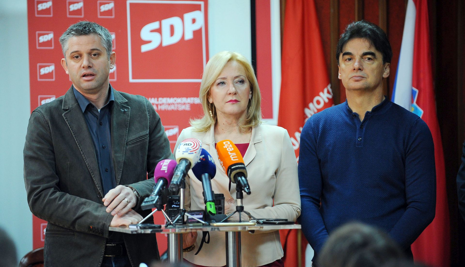 Split, 23.01.2017. - SDP predstavio kandidatkinju za gradonaèelnicu. Na fotografiji Aida Batarelo (C), Branko Grèiæ (D).
foto HINA / Mario STRMOTIÆ / ml