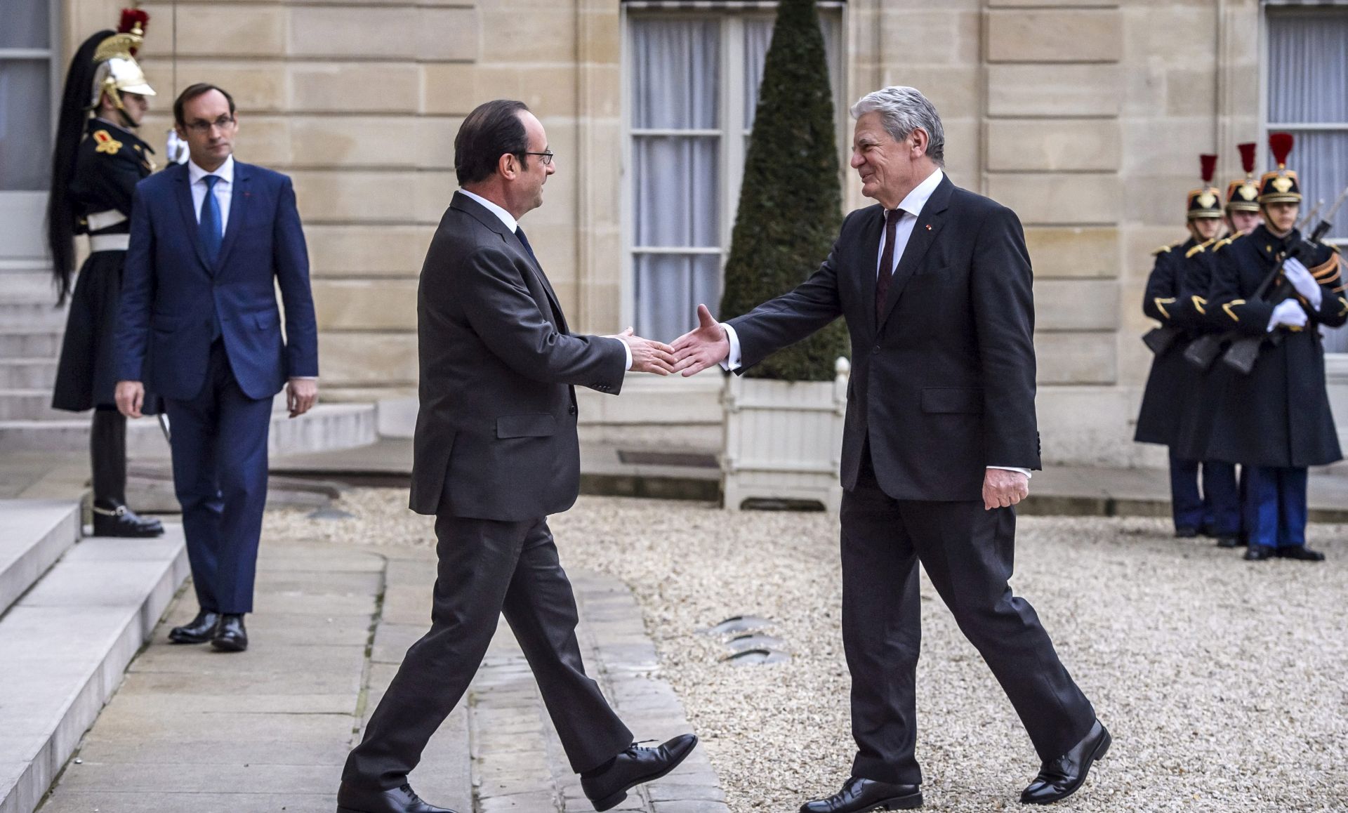 epa05749672 French President Francois Hollande (L) welcomes German President Joachim Gauck (R) prior to a meeting at Elysee palace in Paris, France, 25 January 2017.  EPA/CHRISTOPHE PETIT TESSON