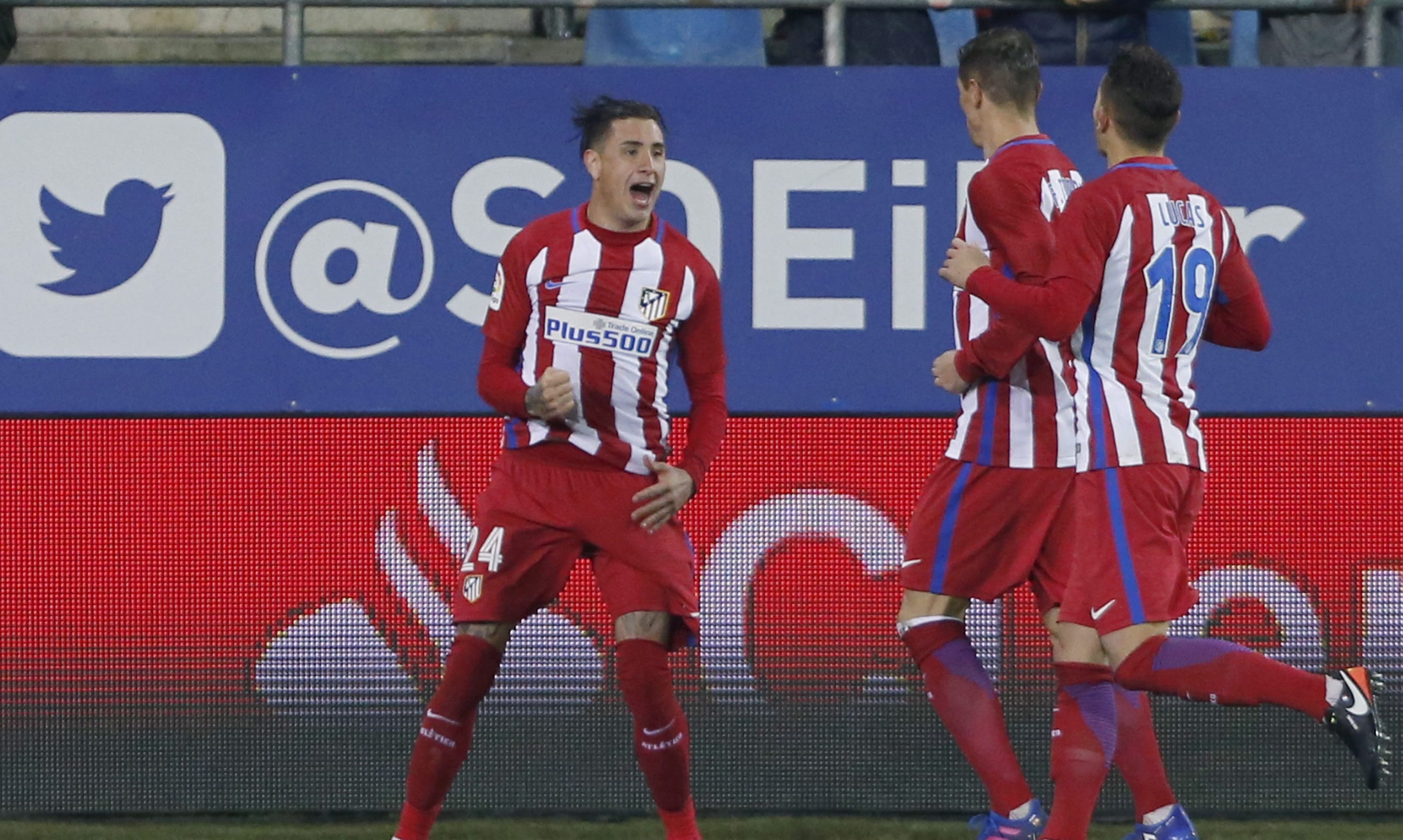 epa05750190 Atletico Madrid's Uruguayan defender Jose Maria Gimenez (L) celebrates with teammates after scoring against Eibar during their King's Cup quarter-finals second leg soccer match at Ipurua stadium in Eibar, Basque Country, northern Spain, 25 January 2017.  EPA/Javier Etxezarreta
